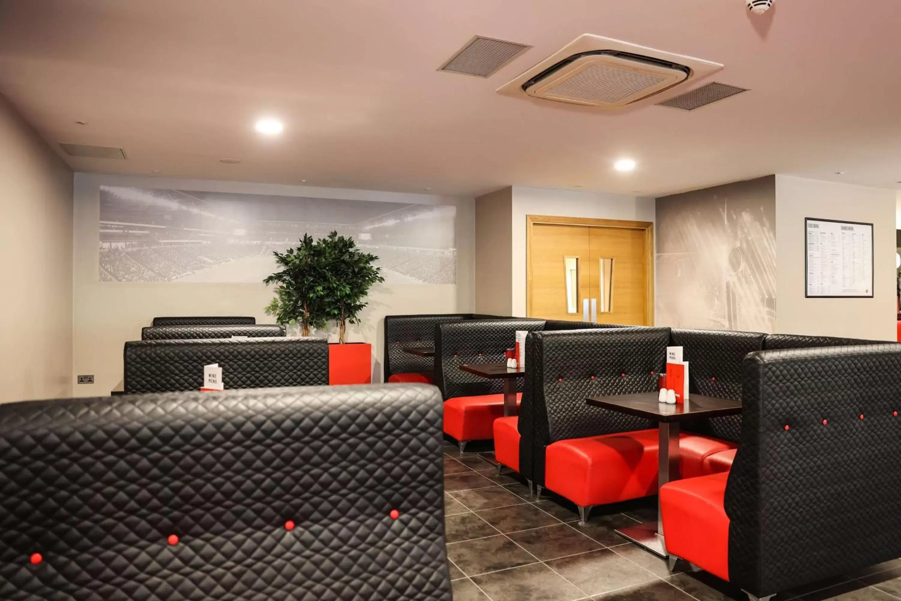 Lounge or bar, Lounge/Bar in DoubleTree By Hilton Milton Keynes