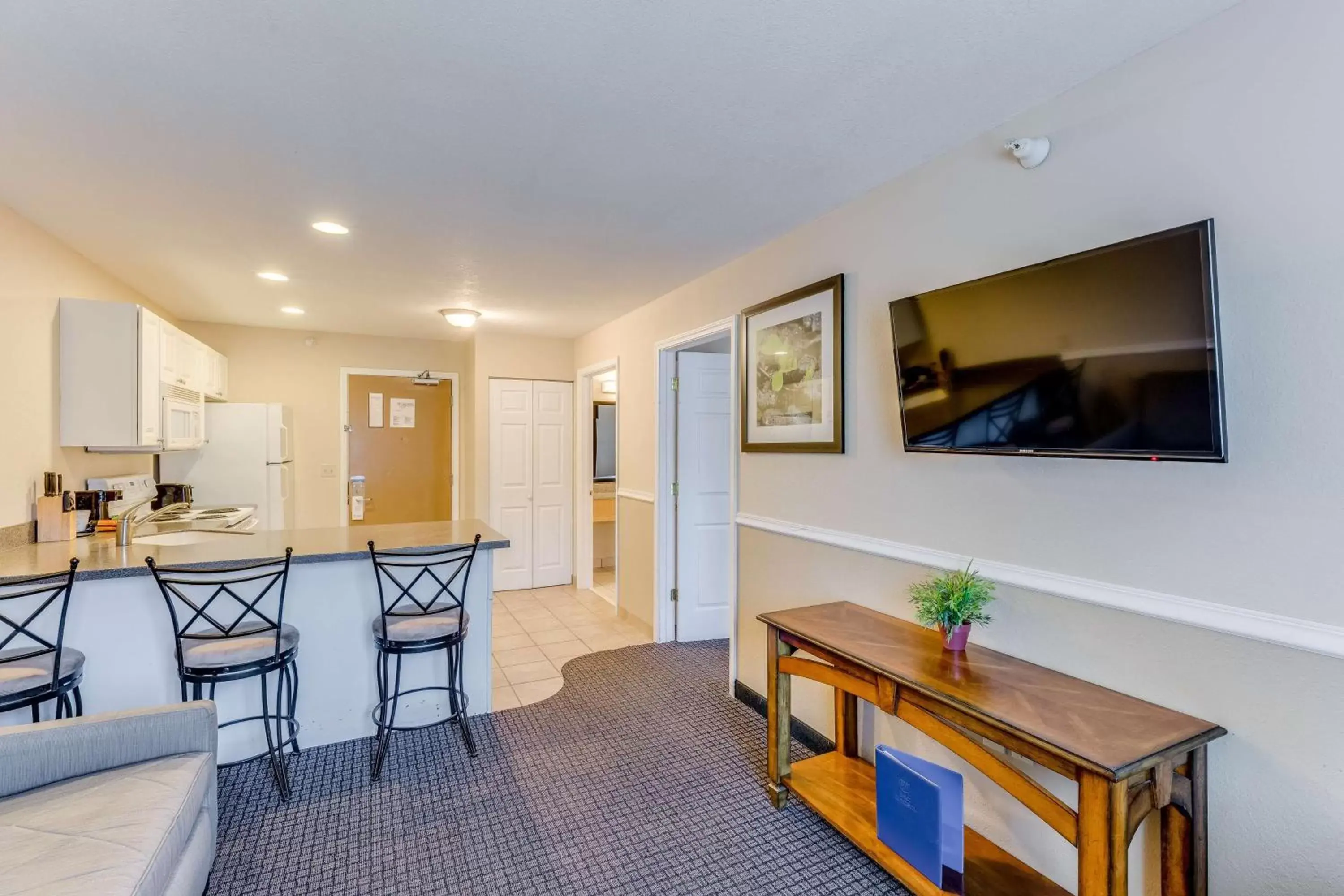 Kitchen or kitchenette, TV/Entertainment Center in Best Western Lakewinds