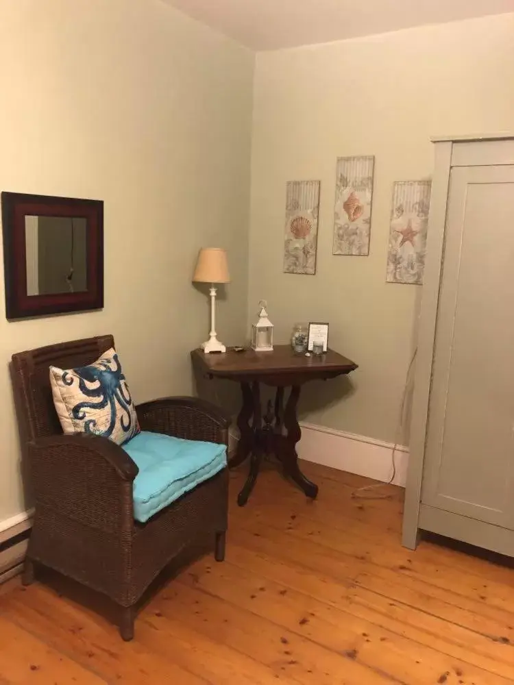 Bedroom, Seating Area in Fisherman's Daughter B&B