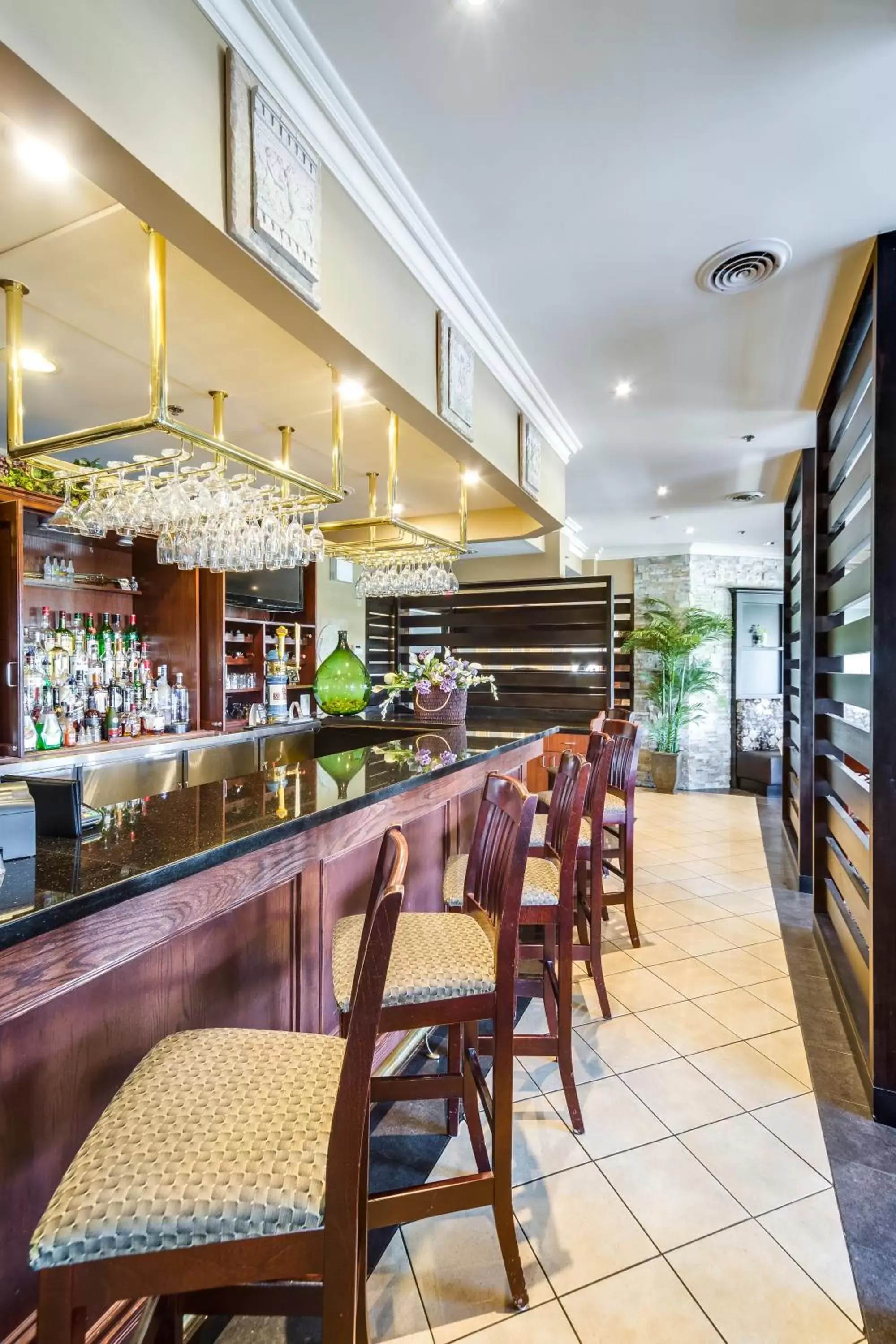 Lounge or bar, Restaurant/Places to Eat in Monte Carlo Inn Vaughan Suites