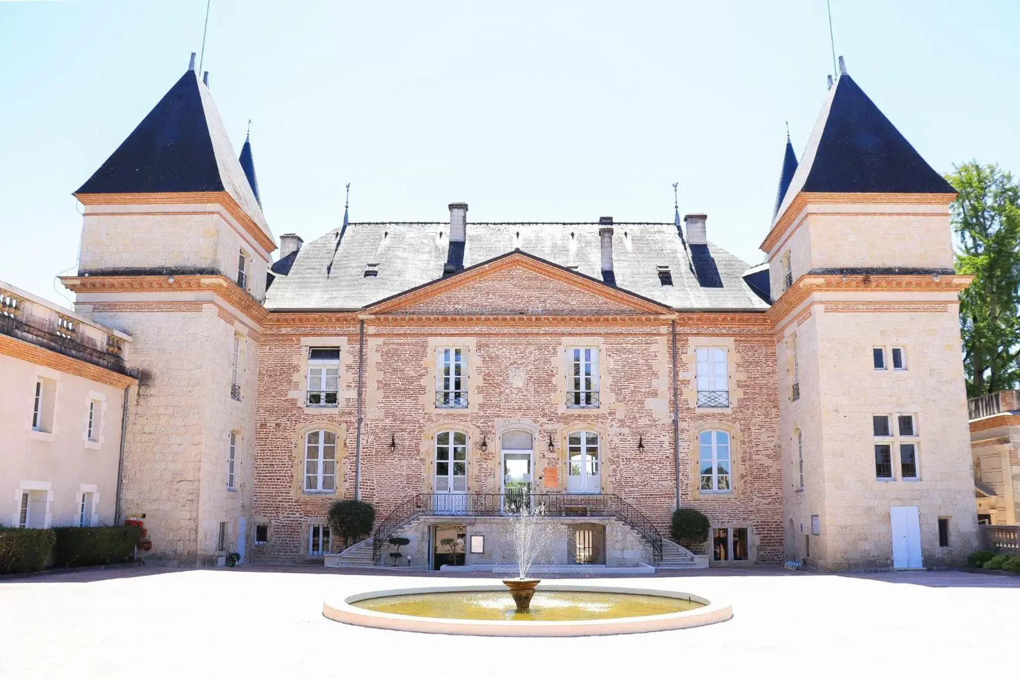 Facade/entrance, Property Building in Logis Château Saint Marcel