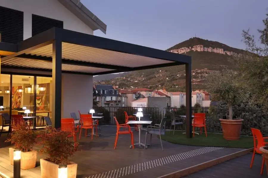 Patio, Restaurant/Places to Eat in Hôtel la Capelle Millau