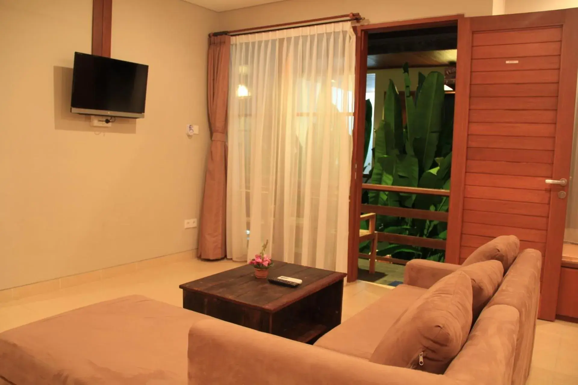 Communal lounge/ TV room, Seating Area in Semarandana Bedrooms and Pool