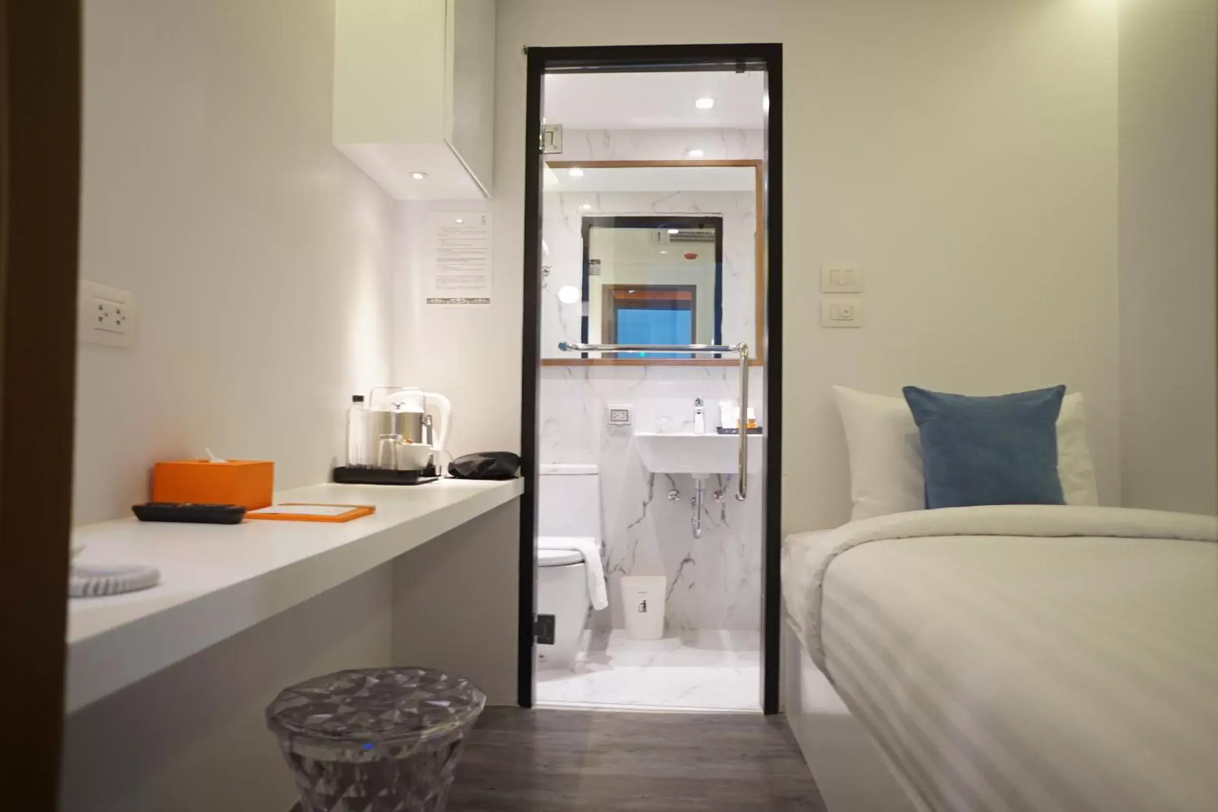 Bed, Kitchen/Kitchenette in S Box Sukhumvit Hotel - SHA Extra Plus