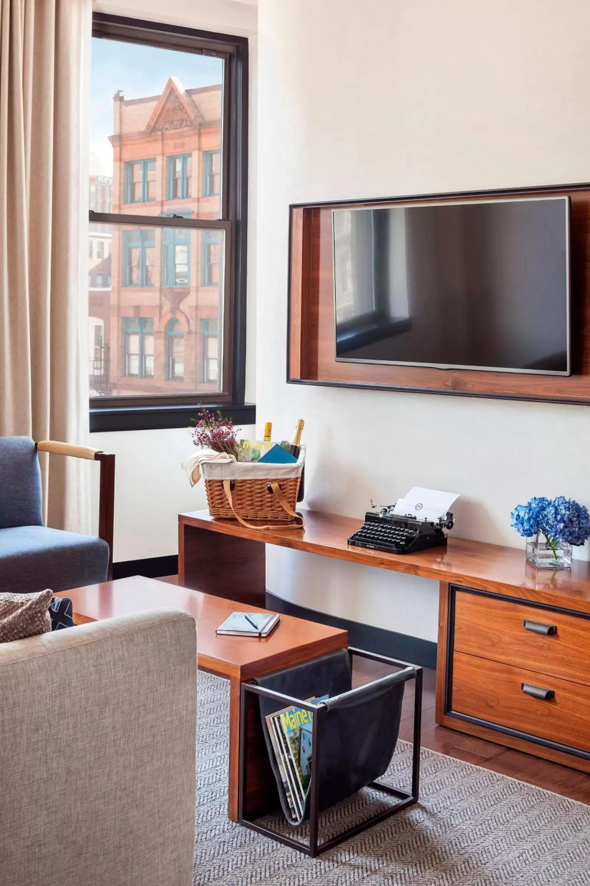 Bedroom, TV/Entertainment Center in The Press Hotel, Autograph Collection