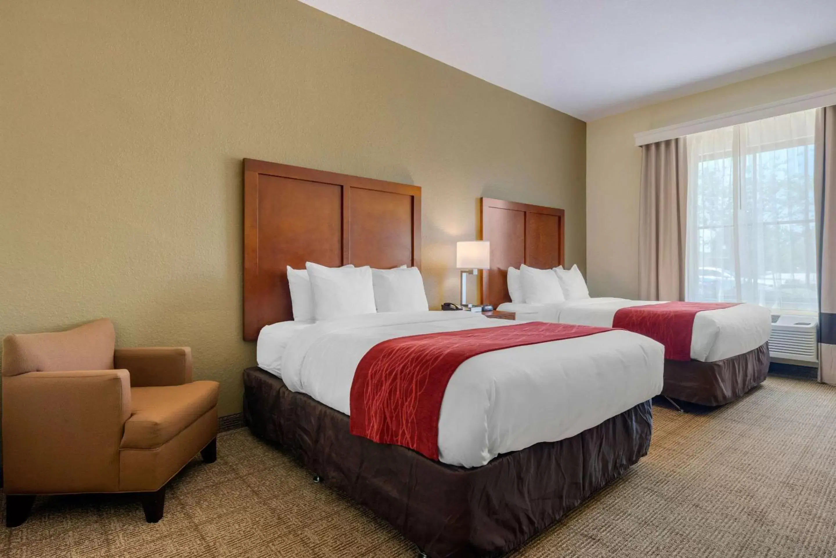 Photo of the whole room, Bed in Comfort Inn & Suites Northeast - Gateway