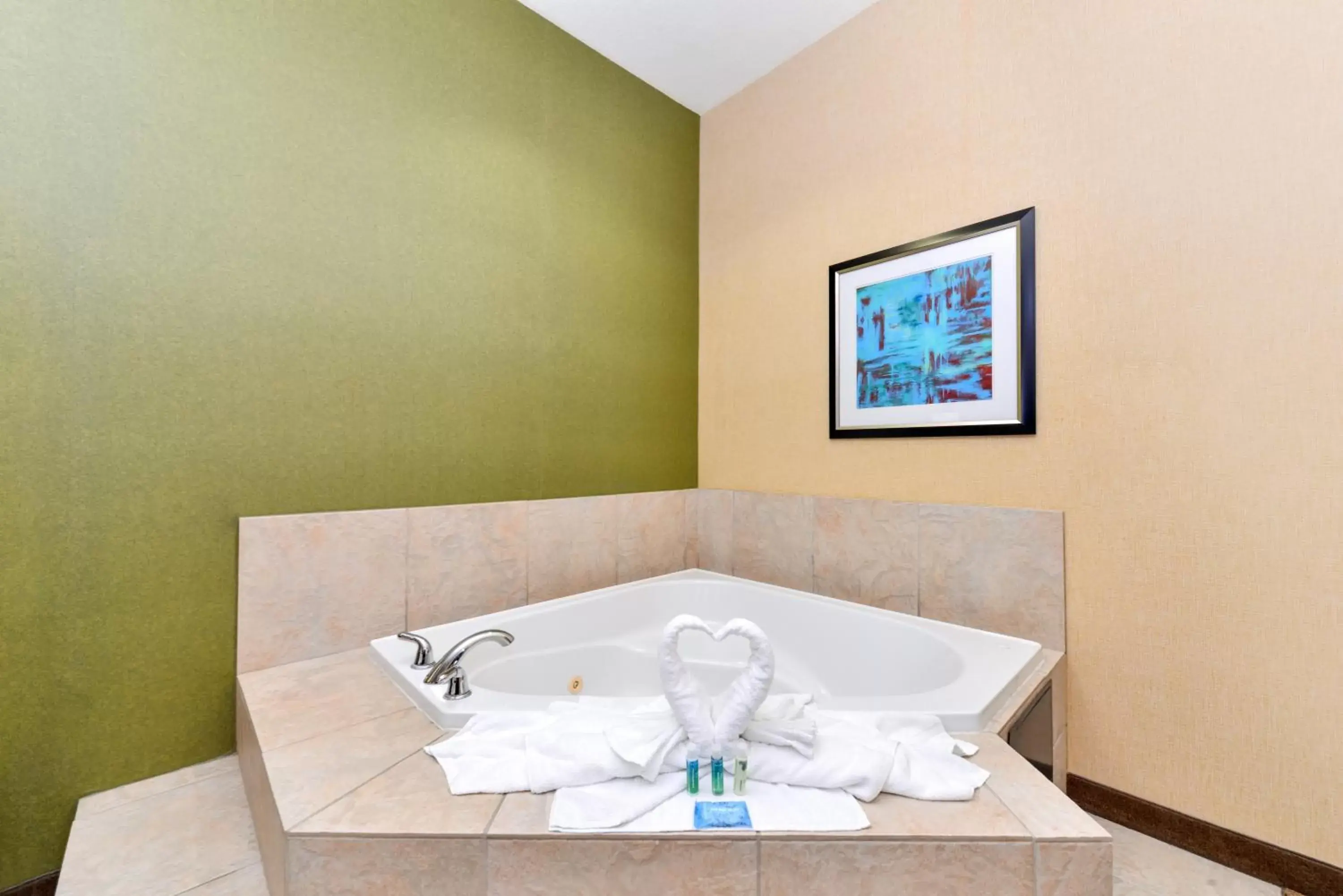 Photo of the whole room, Bathroom in Holiday Inn Express Woodland, an IHG Hotel