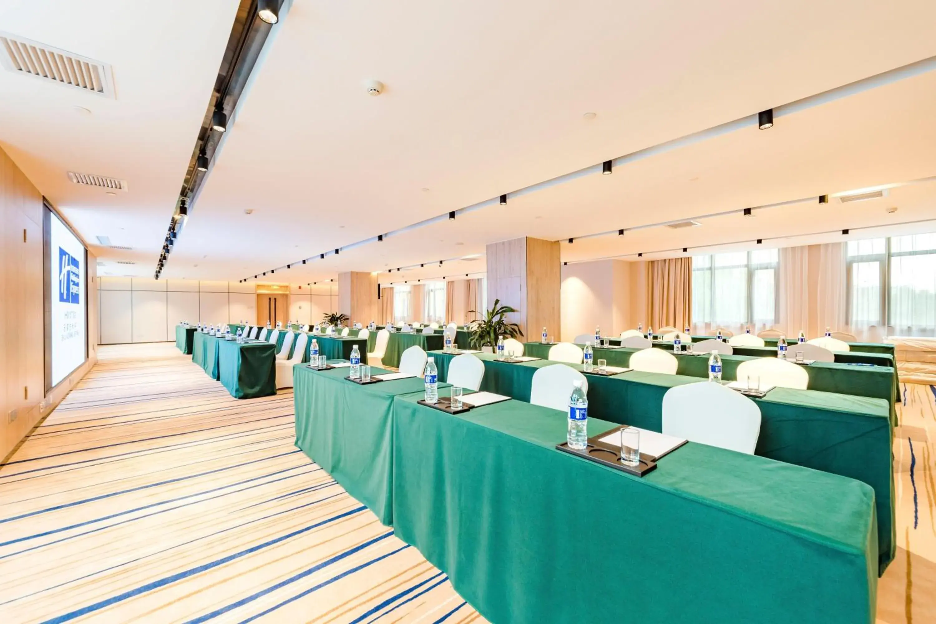 Meeting/conference room in Holiday Inn Express Shijiazhuang Heping, an IHG Hotel