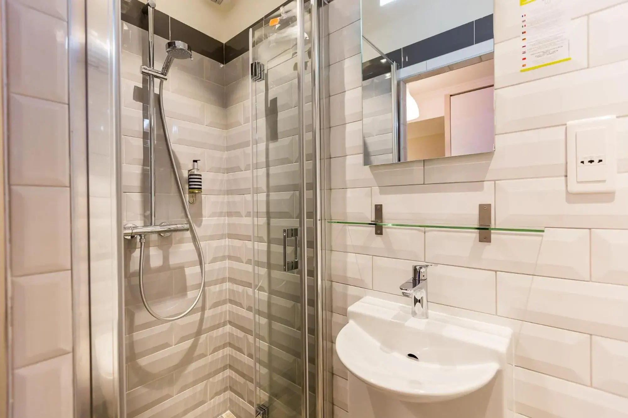 Shower, Bathroom in District Republique