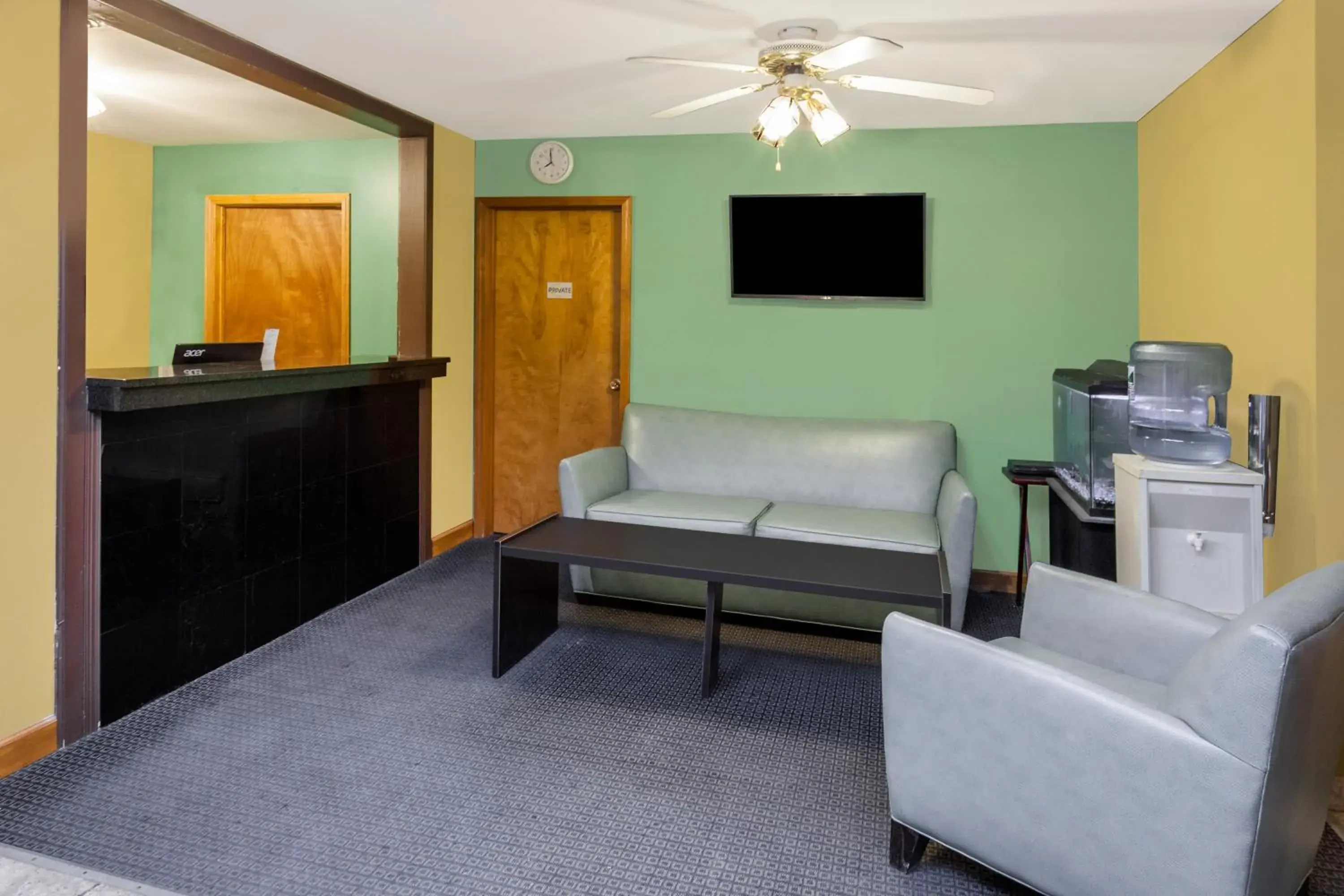 Lobby or reception, Seating Area in Super 8 by Wyndham Stevensville St Joseph