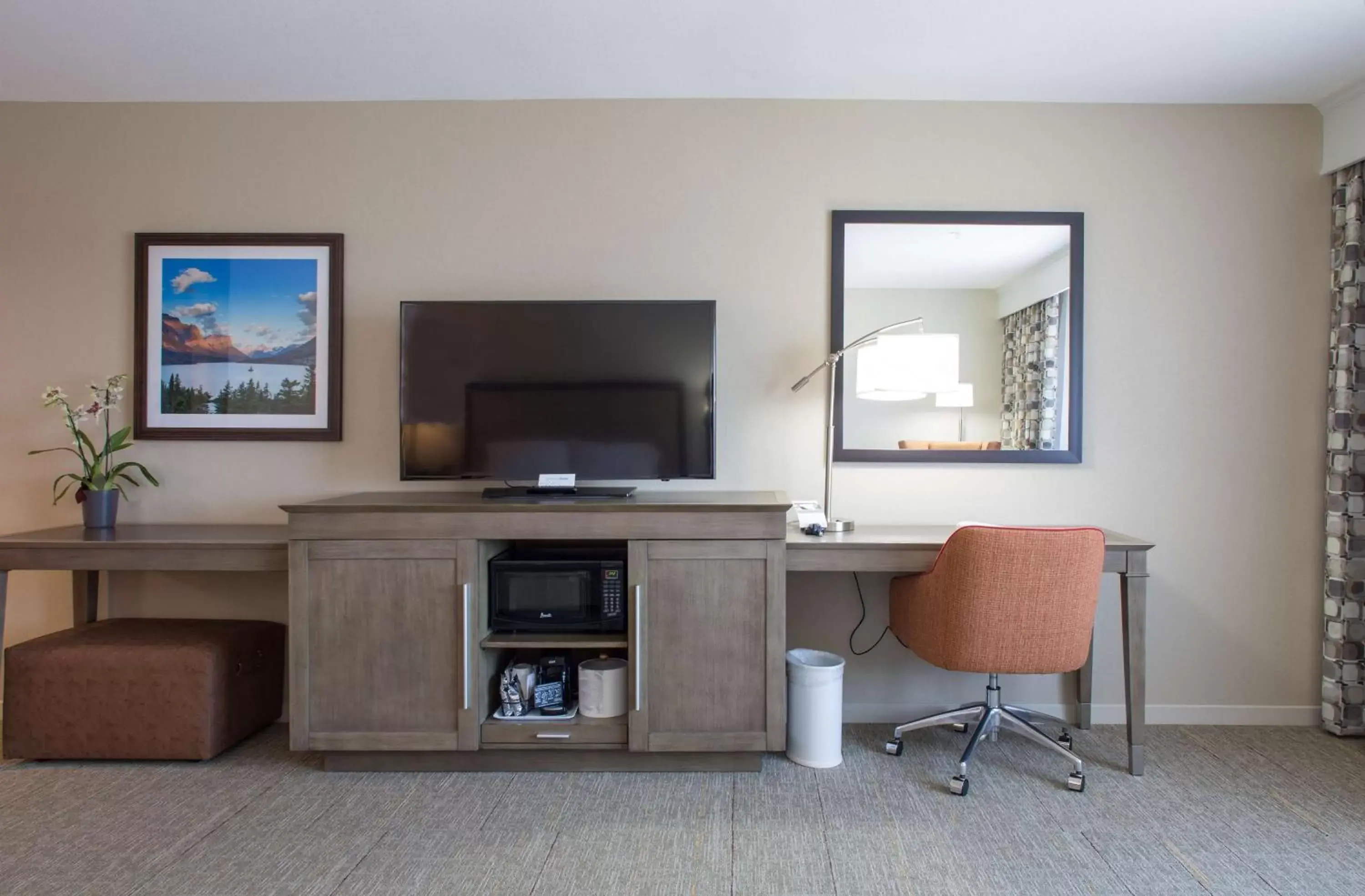 Bed, TV/Entertainment Center in Hampton Inn & Suites Whitefish