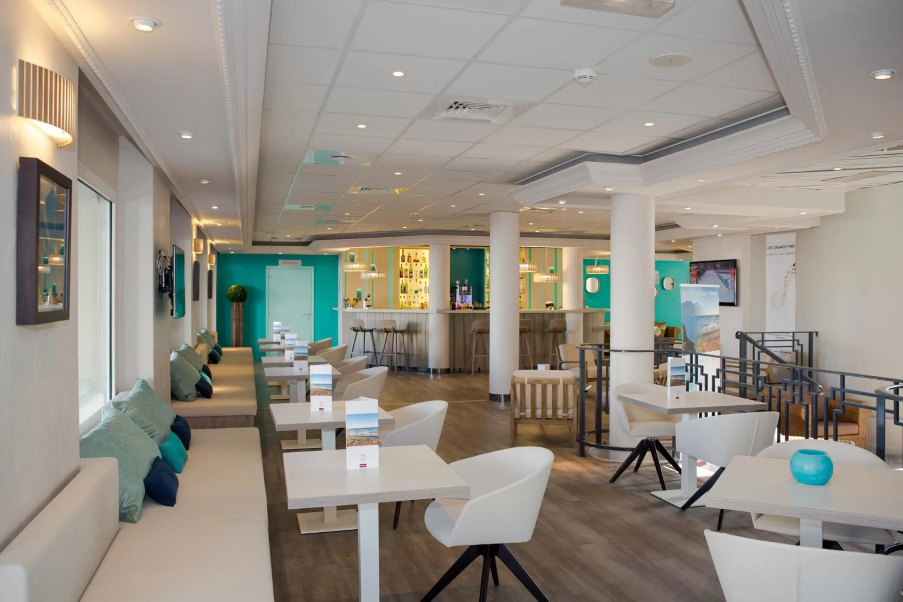 Lounge or bar in Mercure Thalasso & Spa Port Fréjus