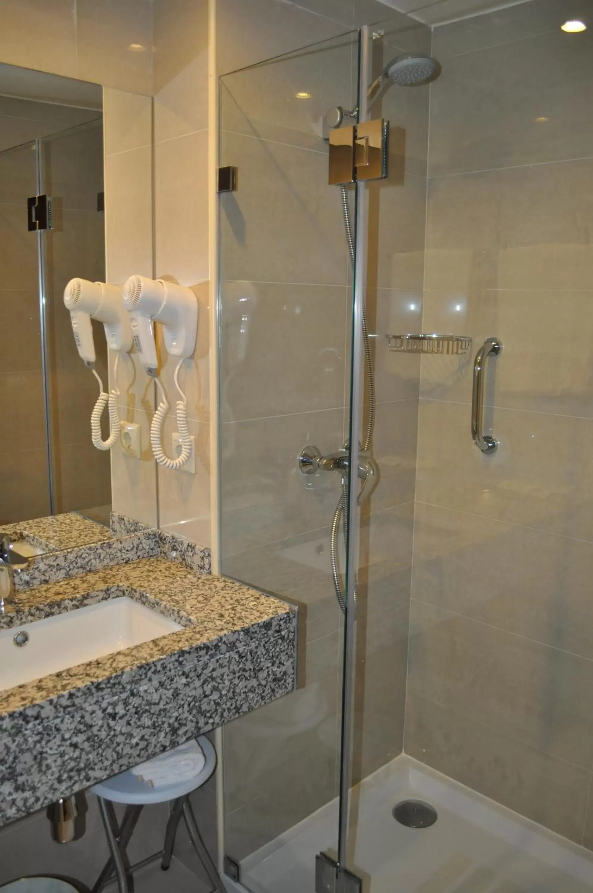 Shower, Bathroom in Hotel Aleluia