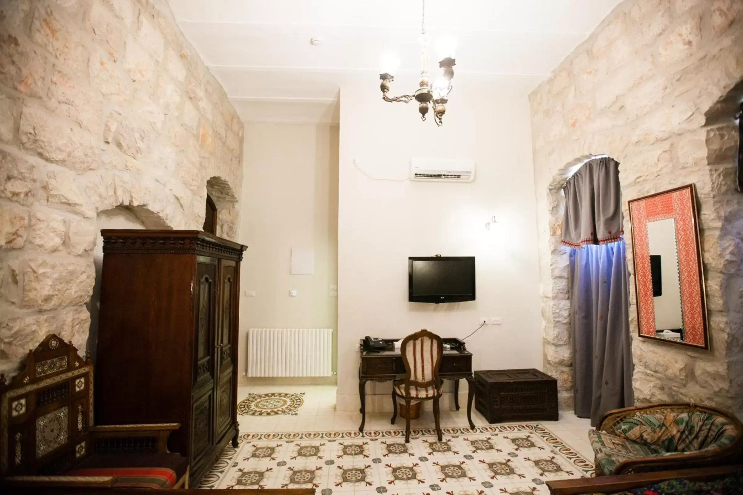 Bedroom, TV/Entertainment Center in Jerusalem Hotel