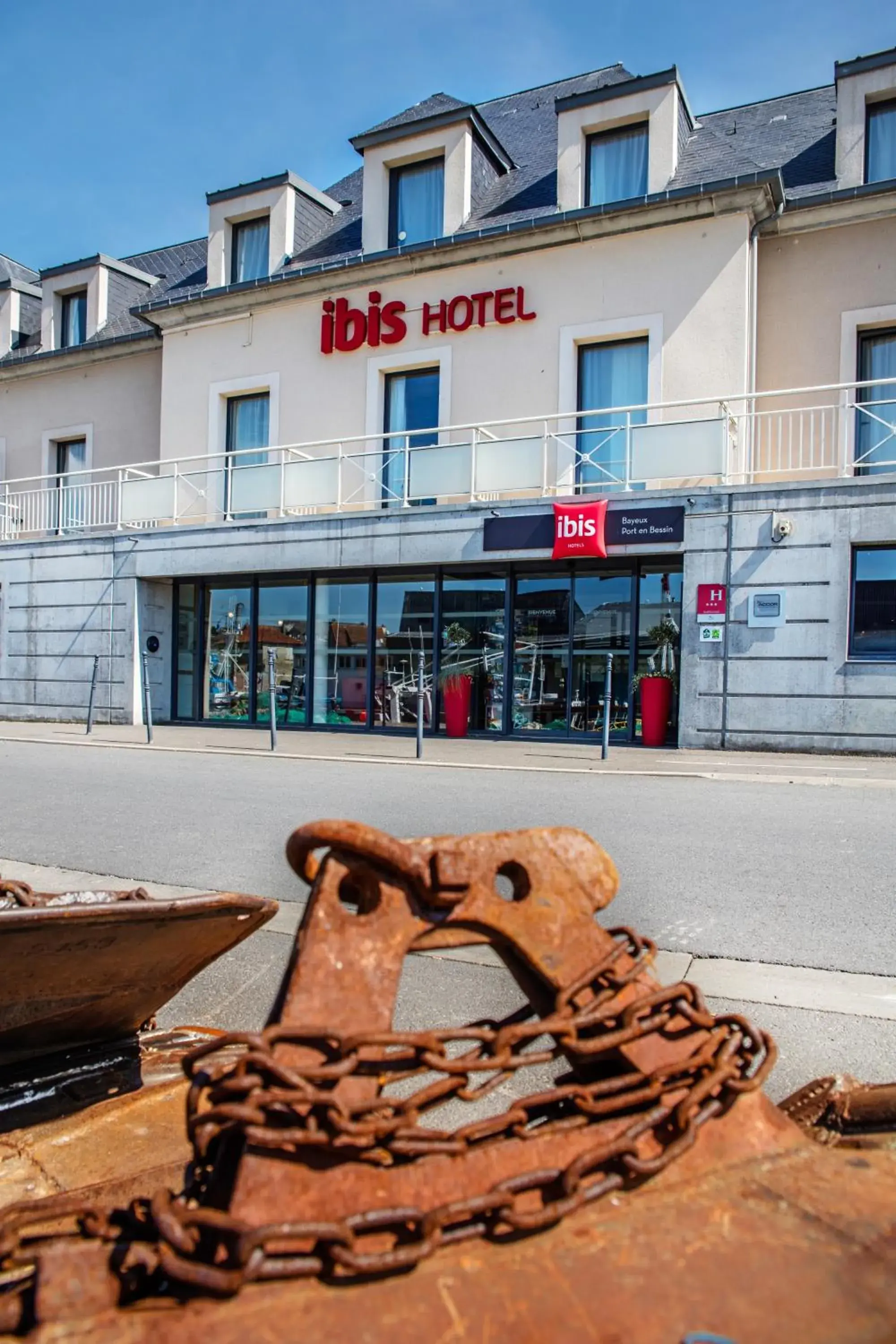 Facade/entrance, Property Building in ibis Bayeux Port En Bessin