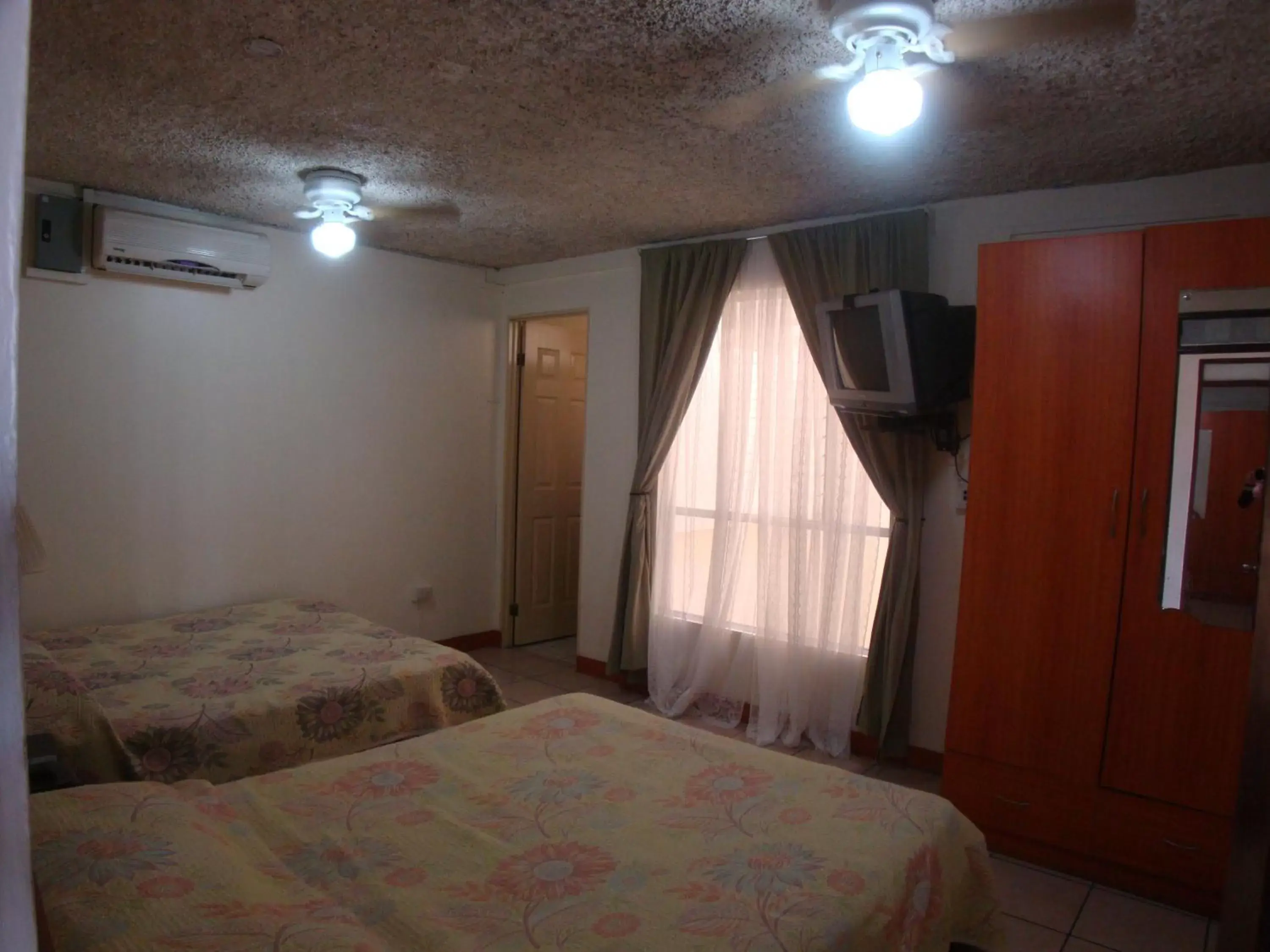 Bedroom, Bed in Hotel La Guaria Inn & Suites
