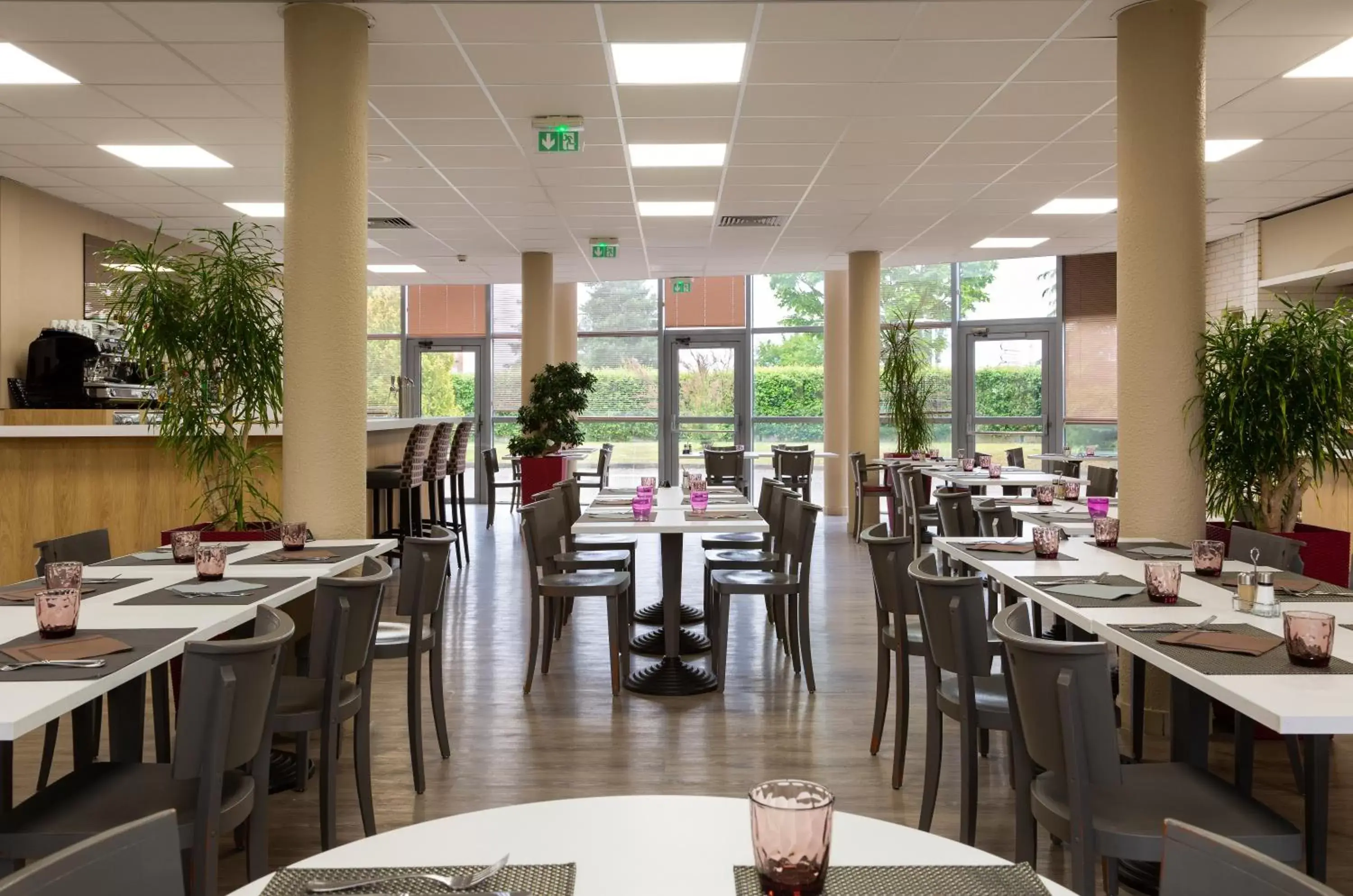 Restaurant/Places to Eat in Comfort Hotel Aeroport Lyon St Exupery