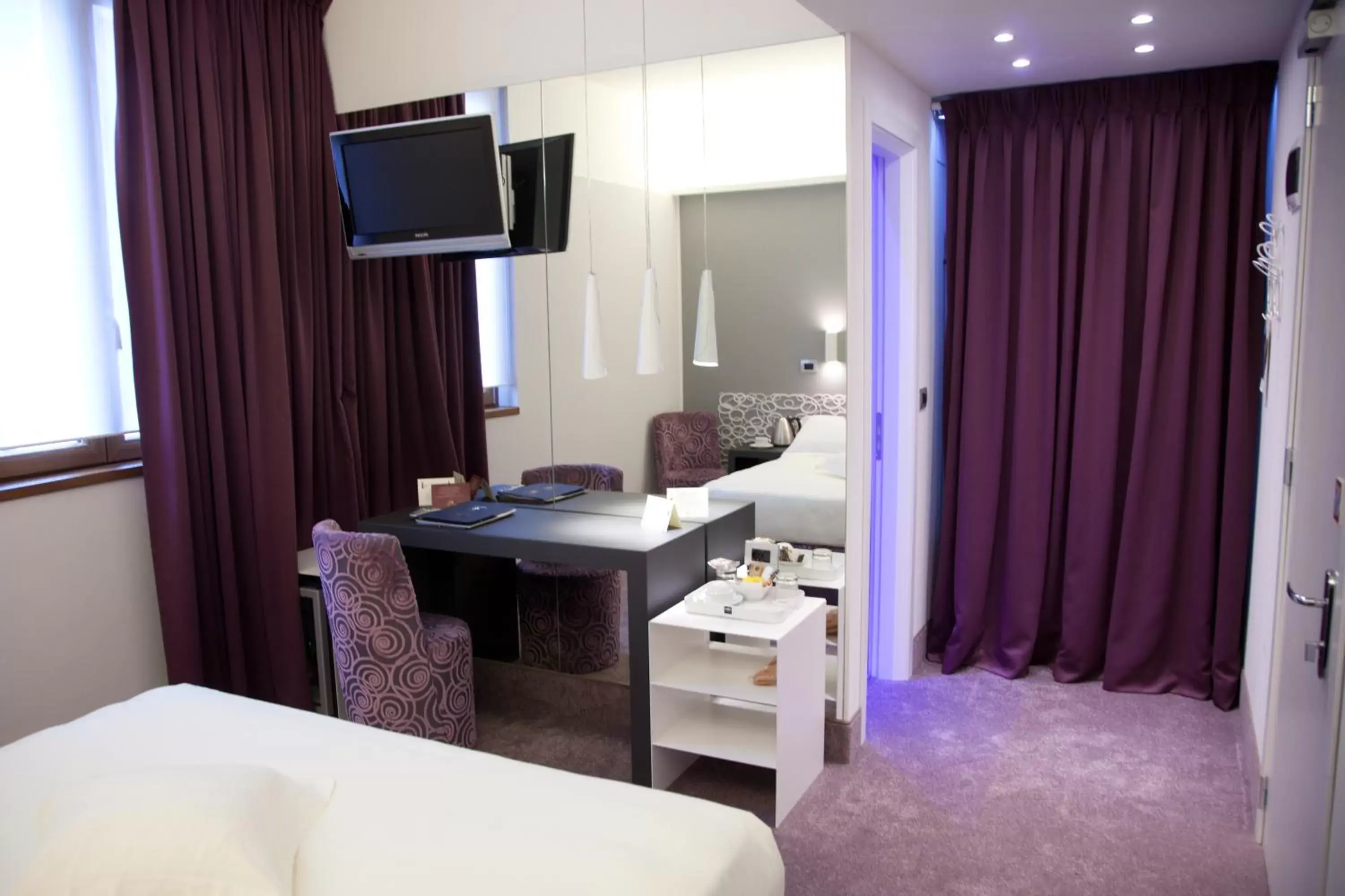 Bed, TV/Entertainment Center in Hotel Berna