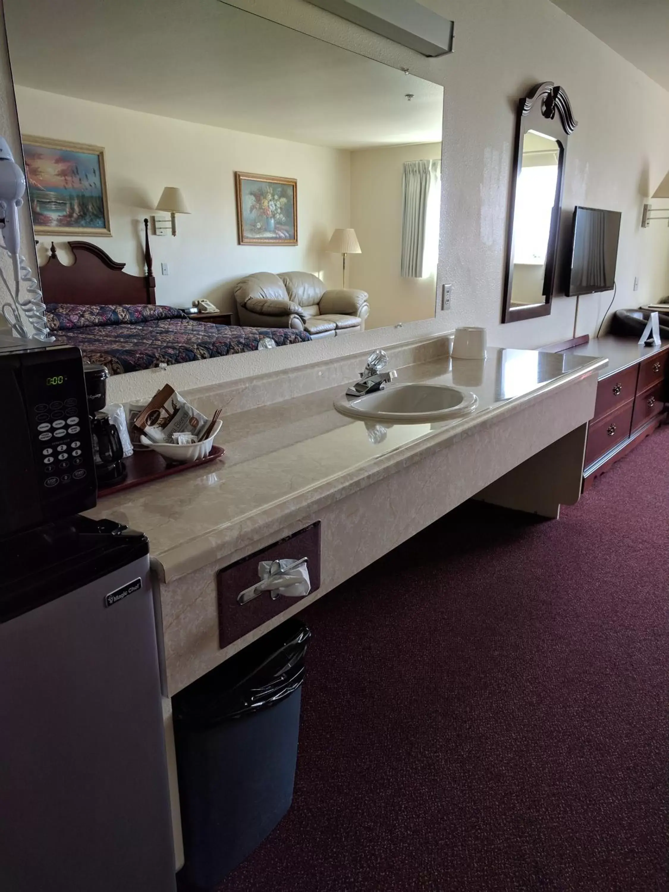 Photo of the whole room, Kitchen/Kitchenette in Lighthouse Inn