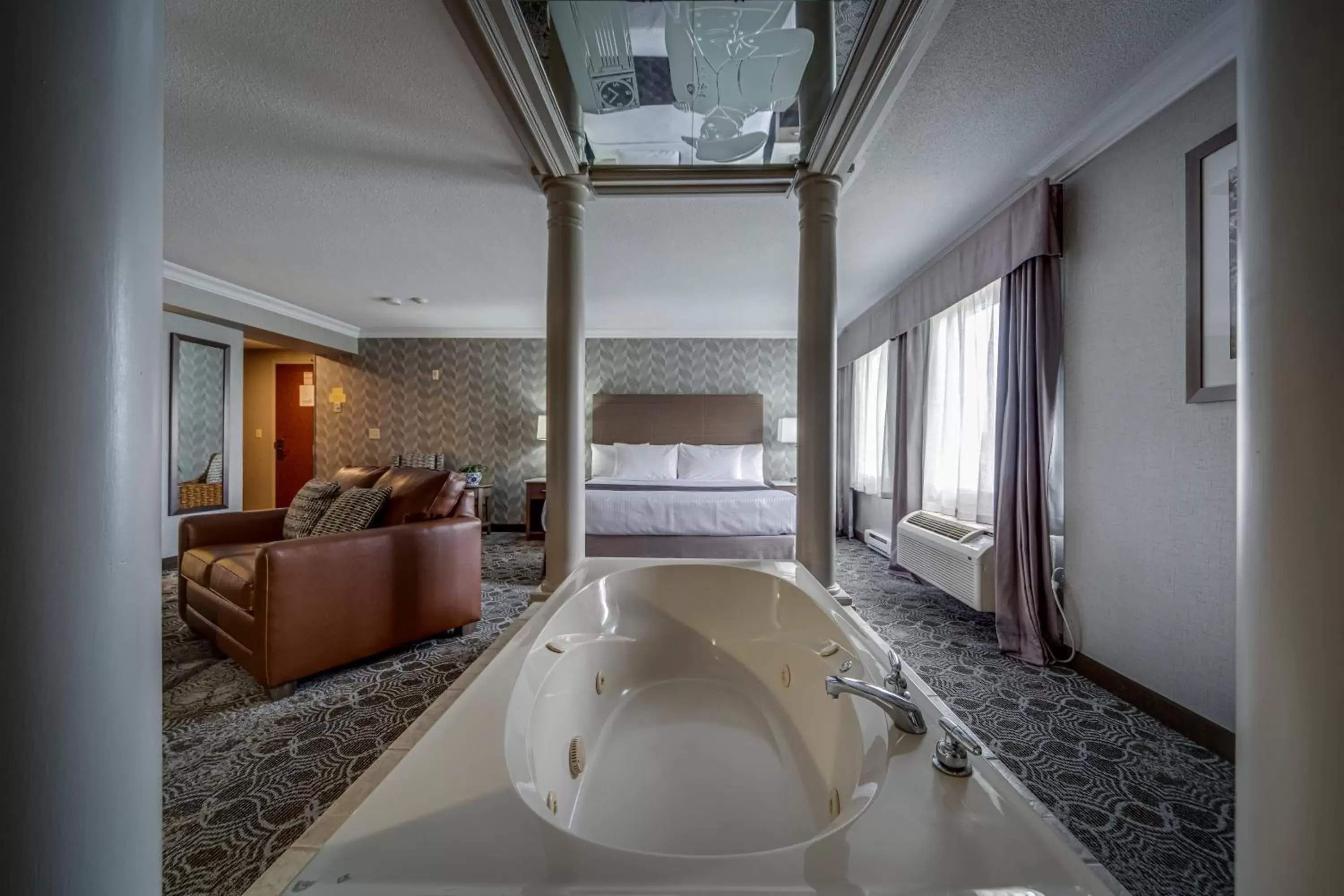 Bedroom, Bathroom in Monte Carlo Inn Markham