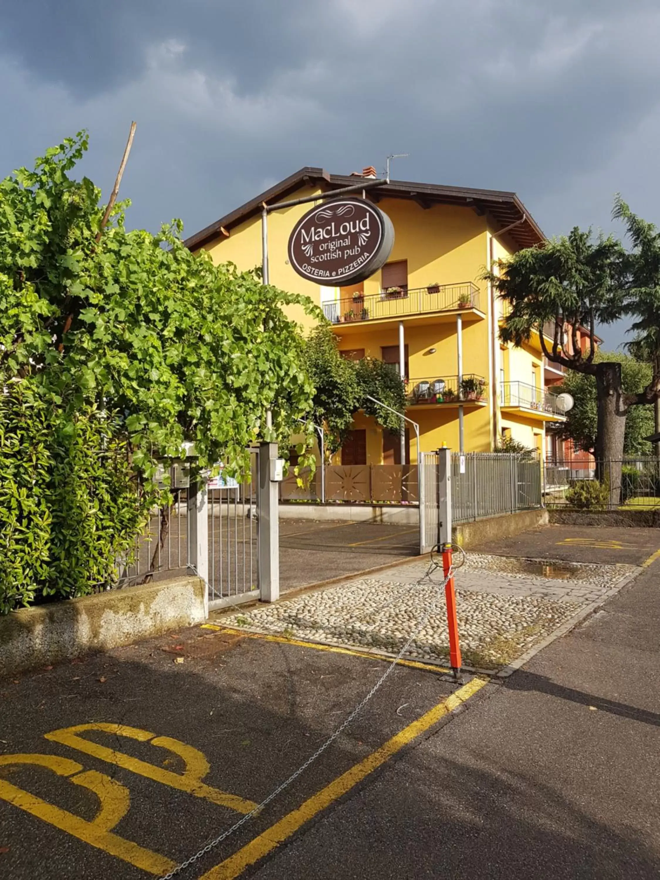 Facade/entrance, Property Building in Macloud pub B&B