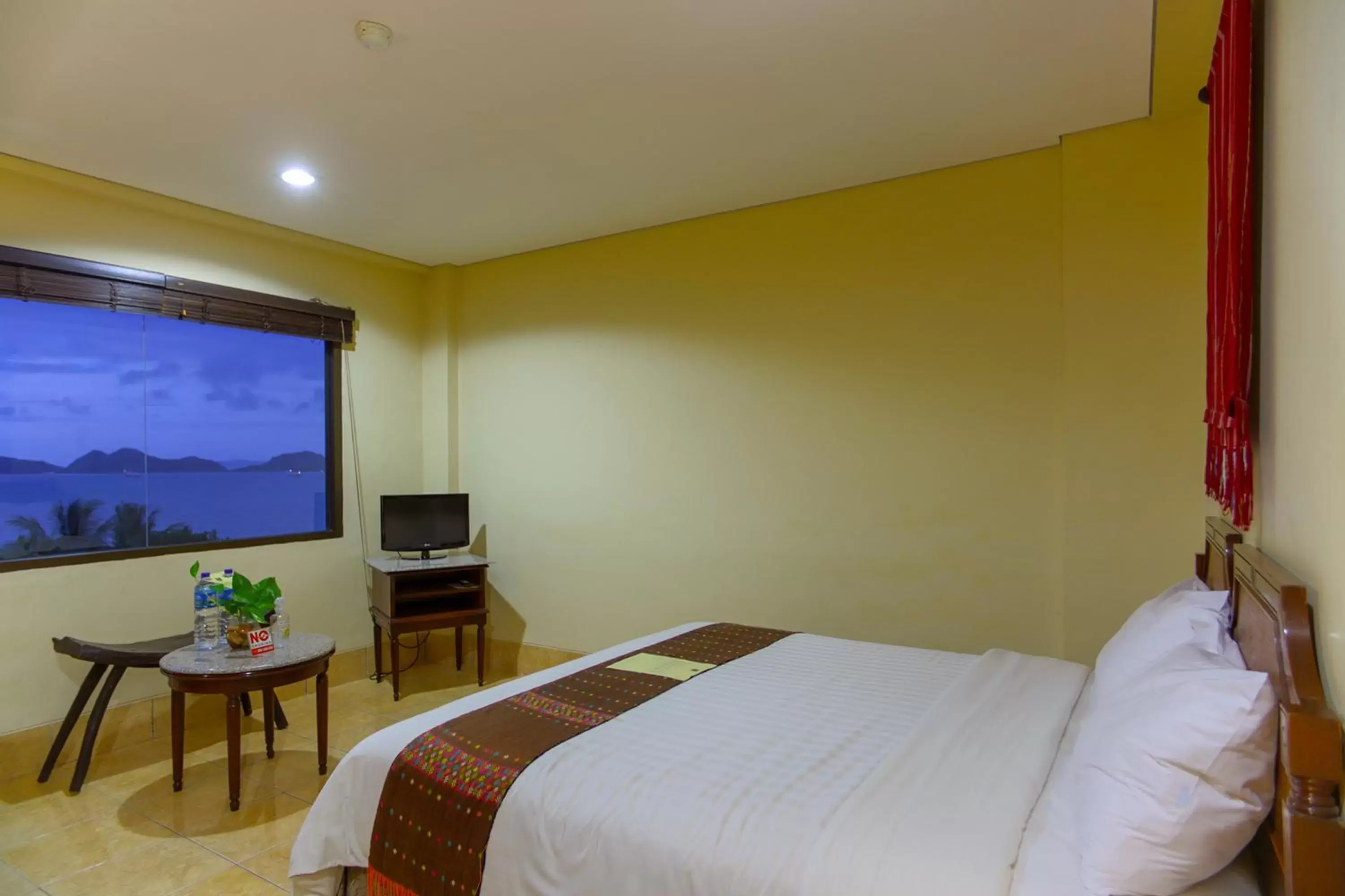 View (from property/room), Bed in The Jayakarta Suites Komodo Flores