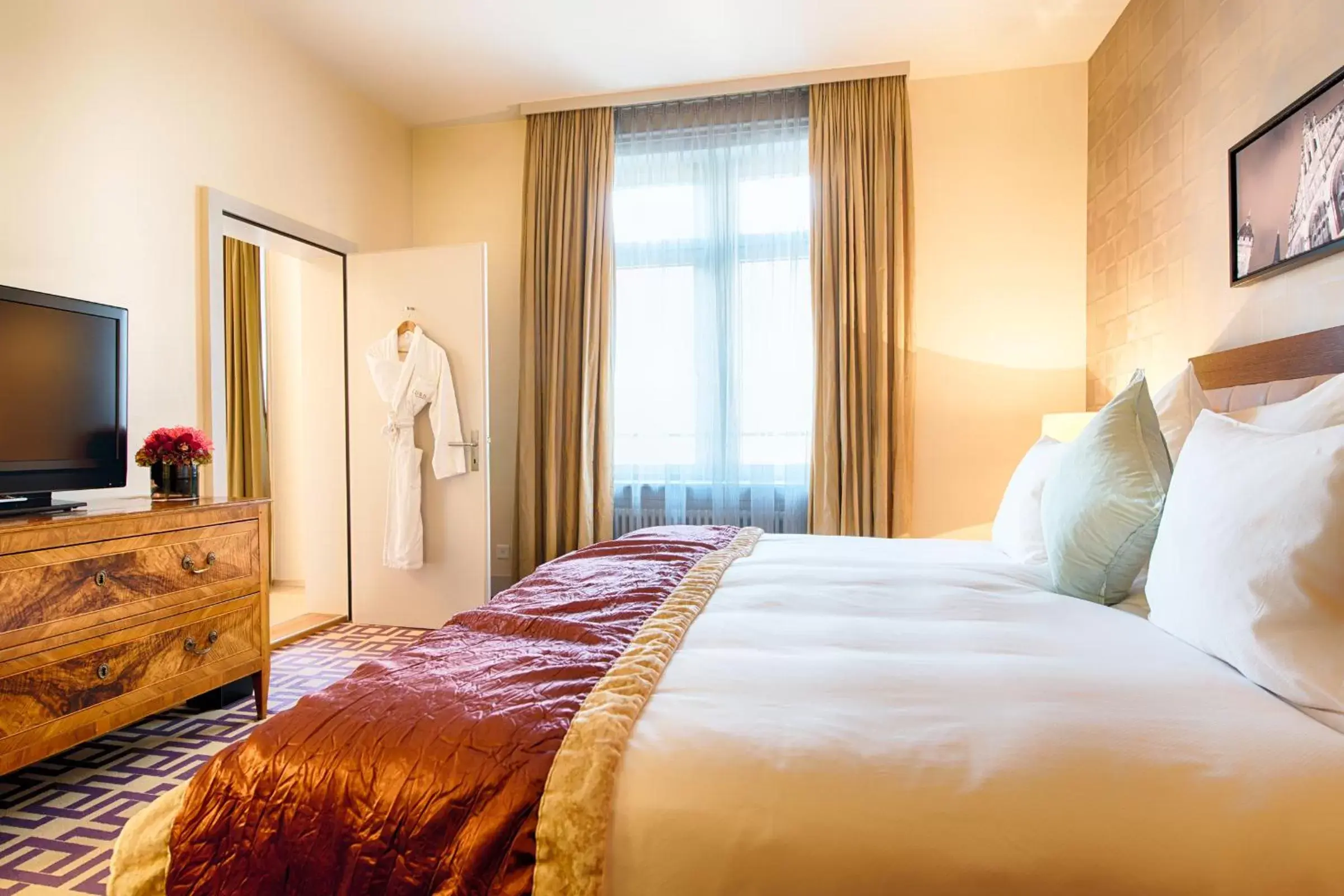 Bedroom, Bed in Alden Suite Hotel Splügenschloss Zurich