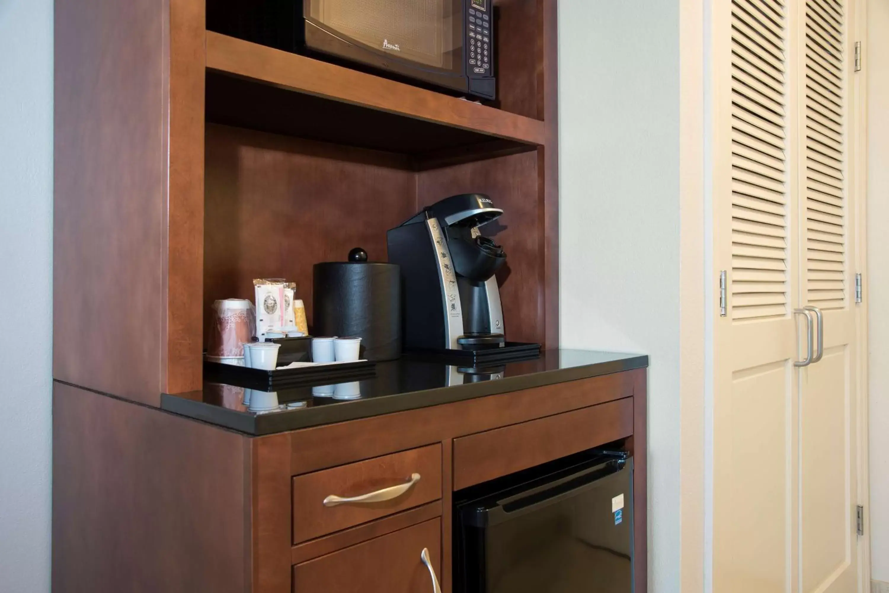 Kitchen or kitchenette, Coffee/Tea Facilities in Hilton Garden Inn Lexington