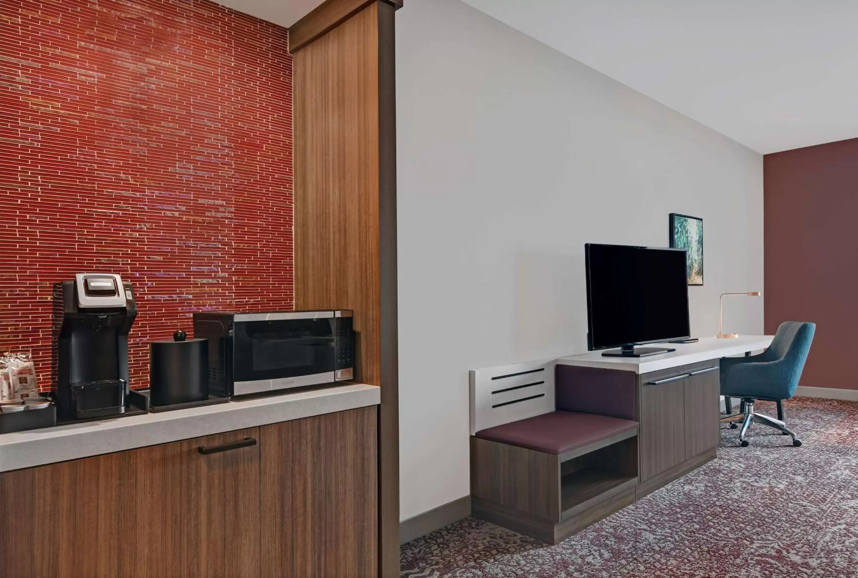 Bedroom, TV/Entertainment Center in Hilton Garden Inn Madison Huntsville Airport