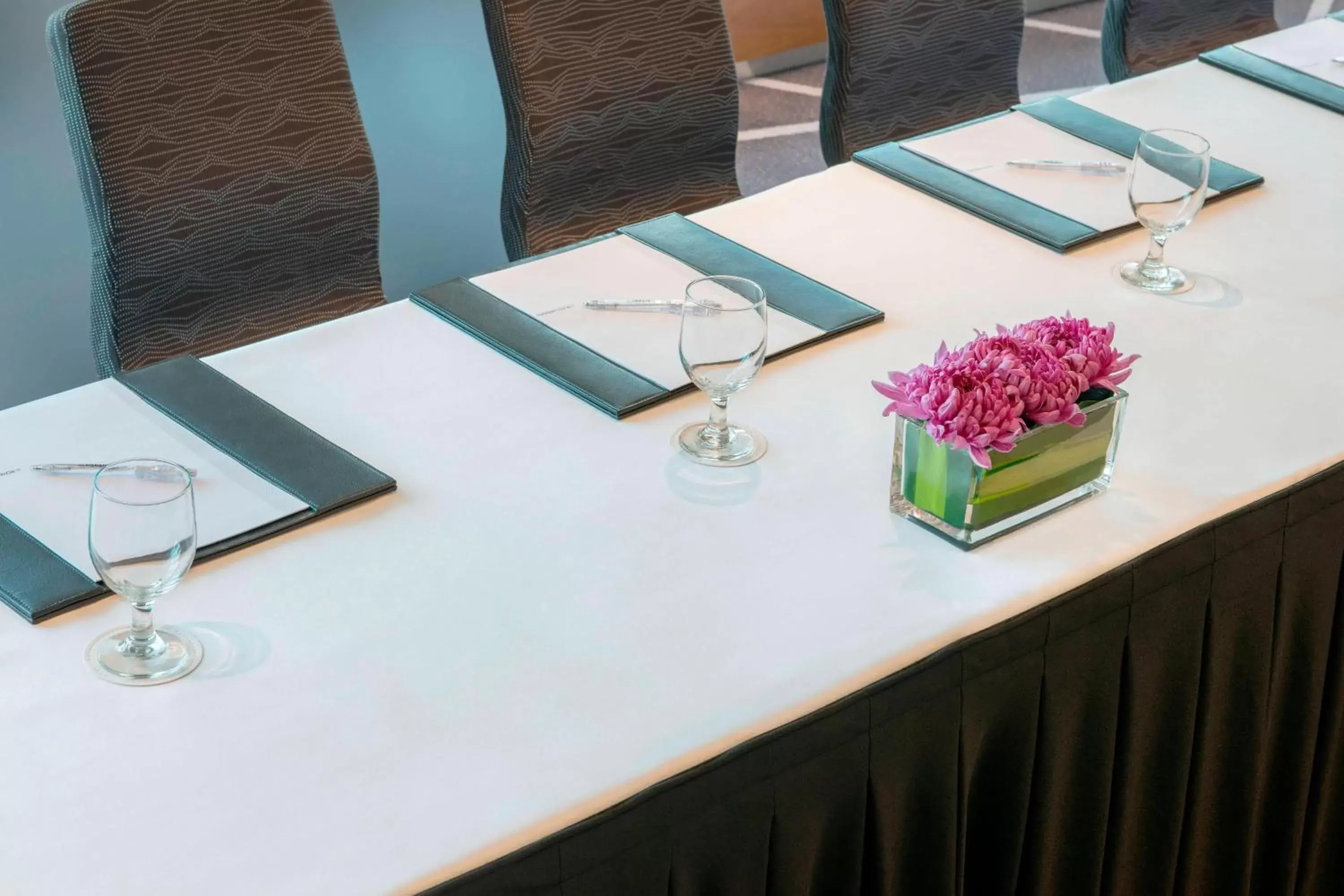 Meeting/conference room, Restaurant/Places to Eat in Le Royal Meridien Abu Dhabi