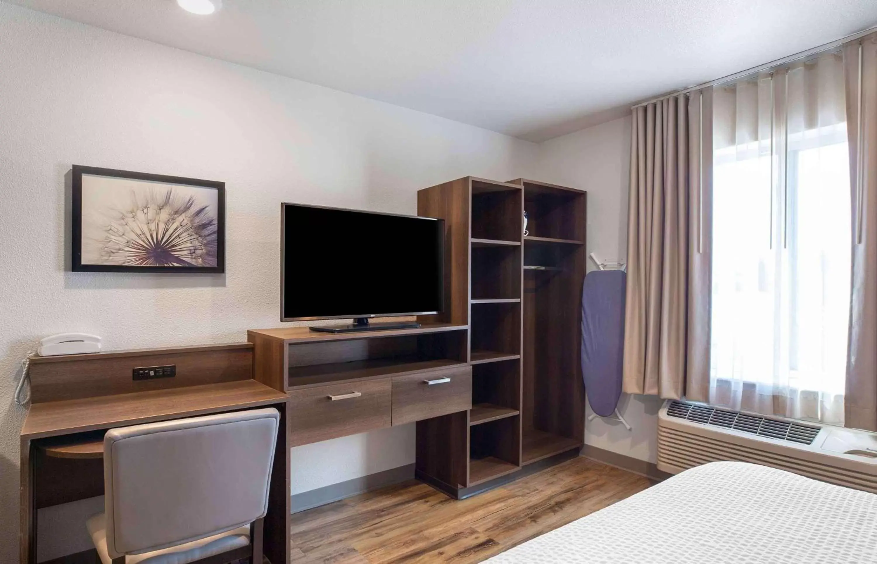 Bedroom, TV/Entertainment Center in Extended Stay America Suites - Boston - Saugus