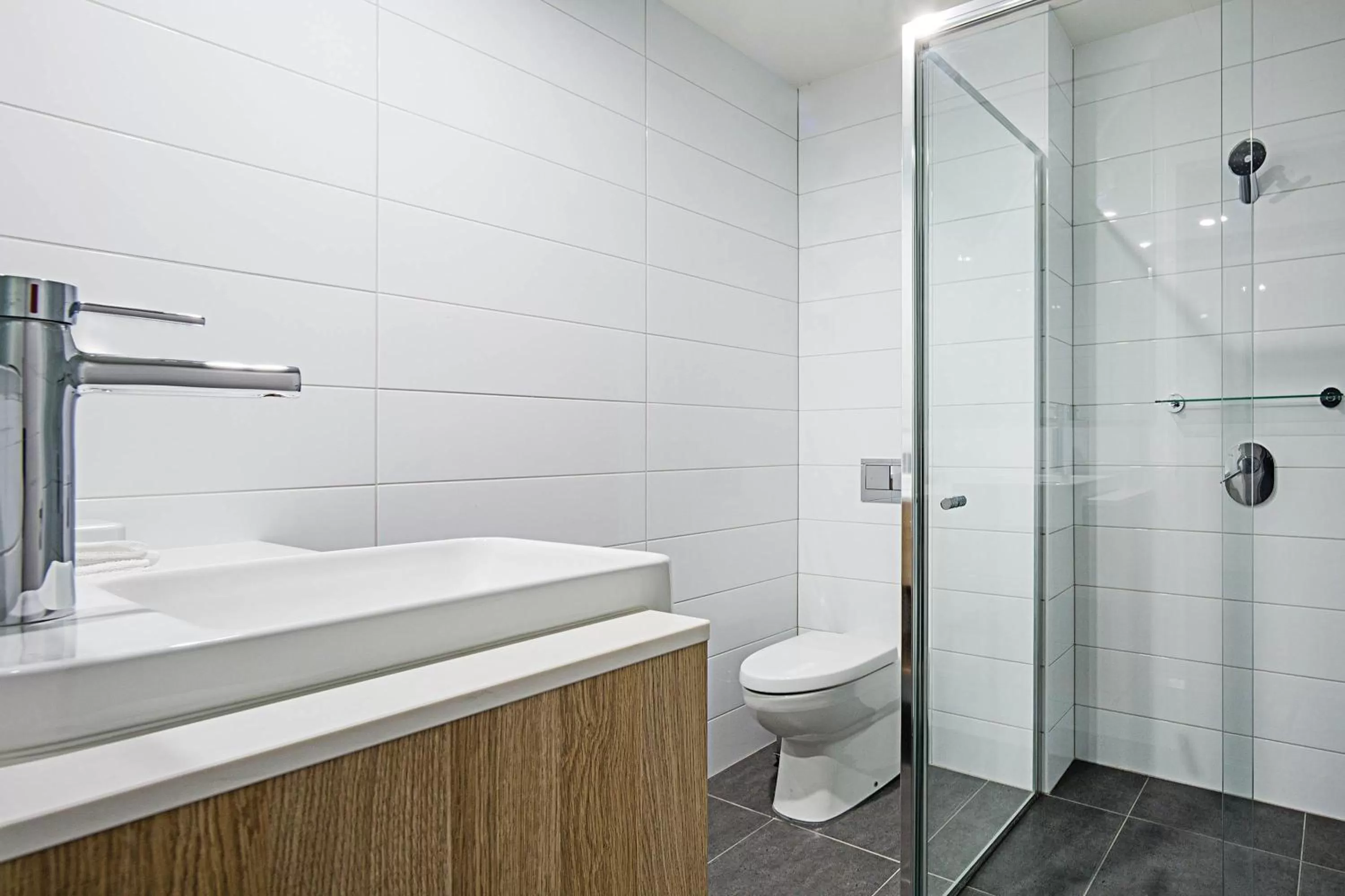 Toilet in Mantra MacArthur Hotel