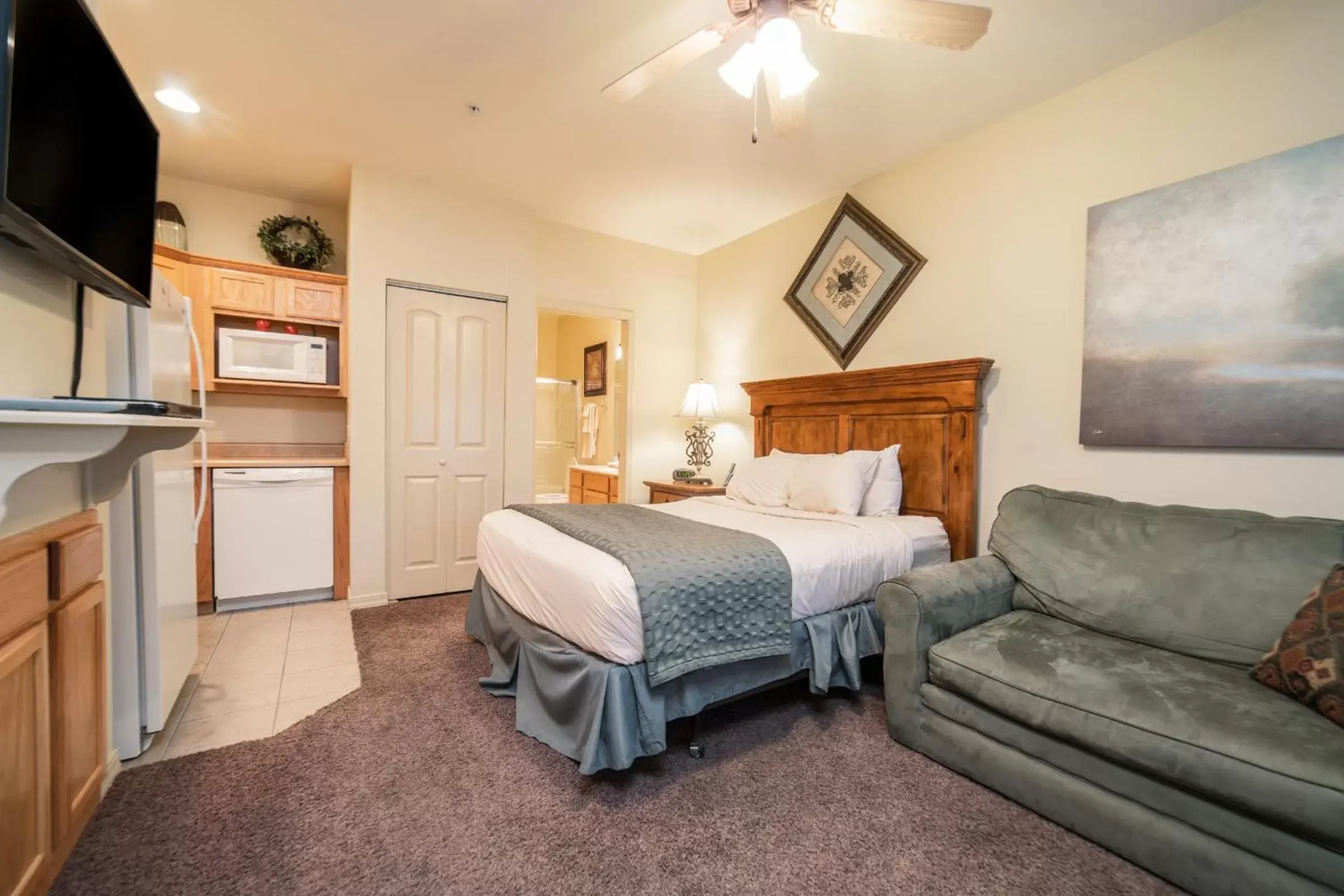 Kitchen or kitchenette, Bed in Links at Thousand Hills