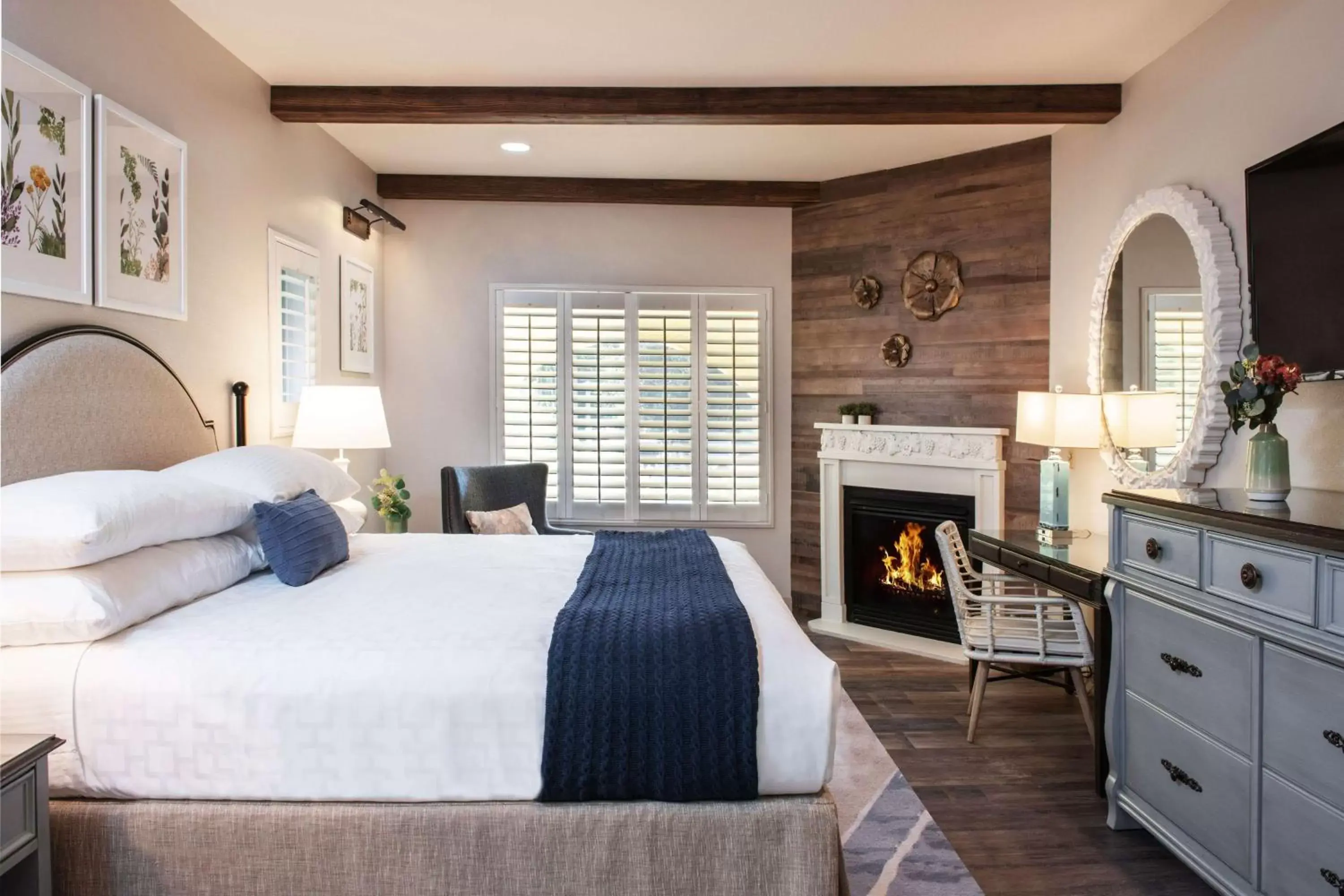 Bedroom in The Lodge at Healdsburg, Tapestry Collection by Hilton