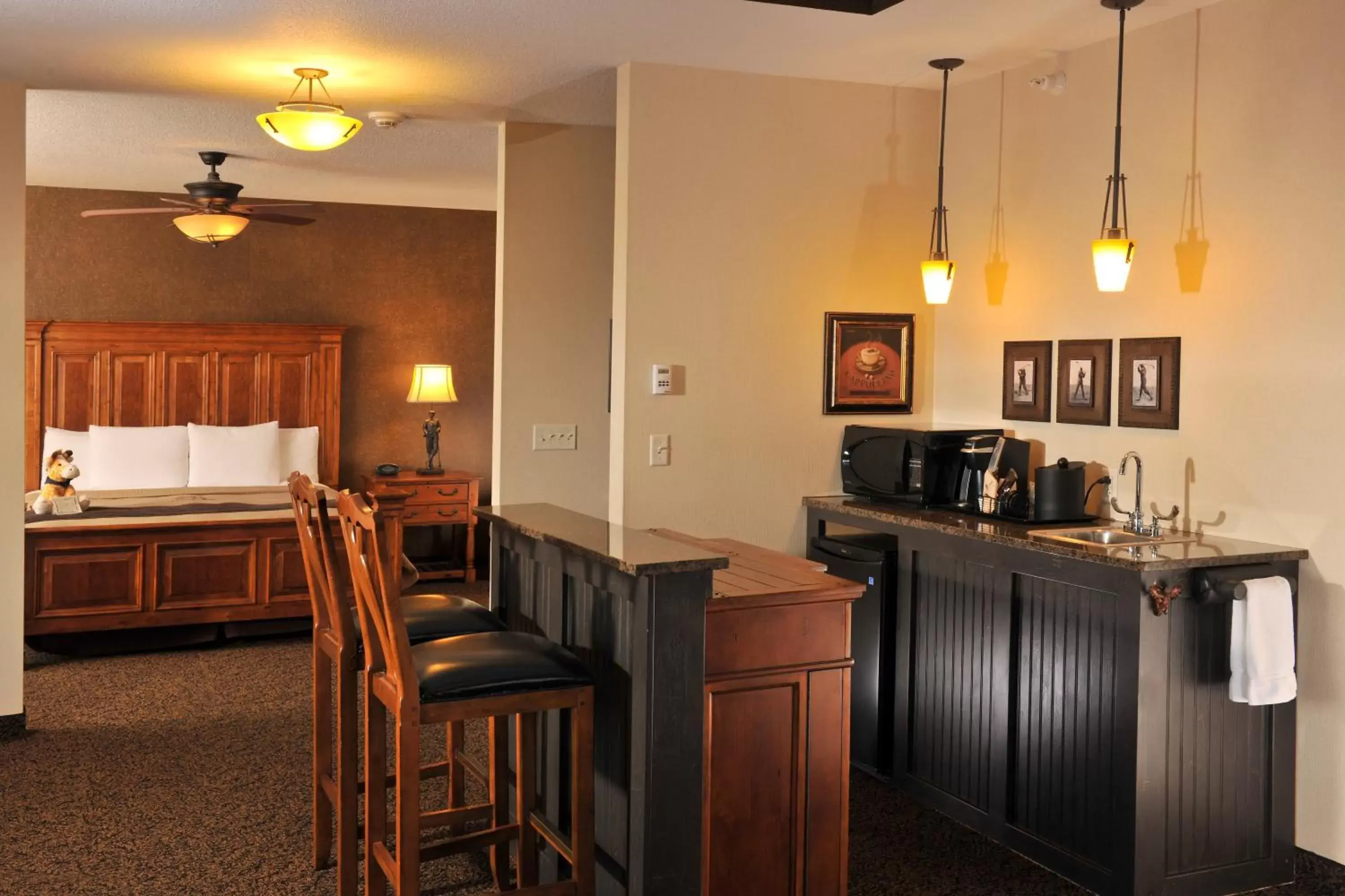 Kitchen or kitchenette, Restaurant/Places to Eat in Stoney Creek Hotel Sioux City