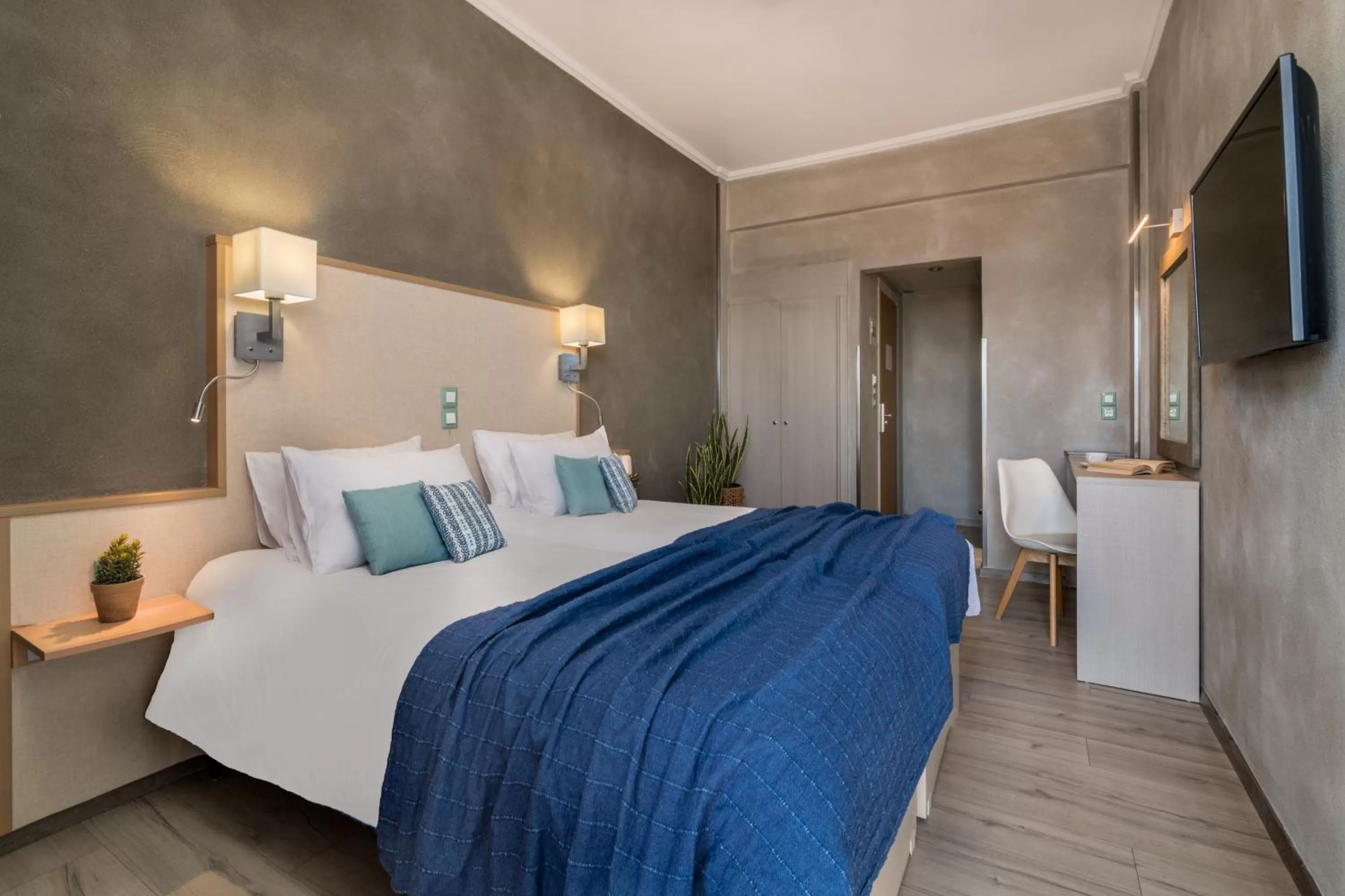 Bedroom, Bed in Phoenix Hotel