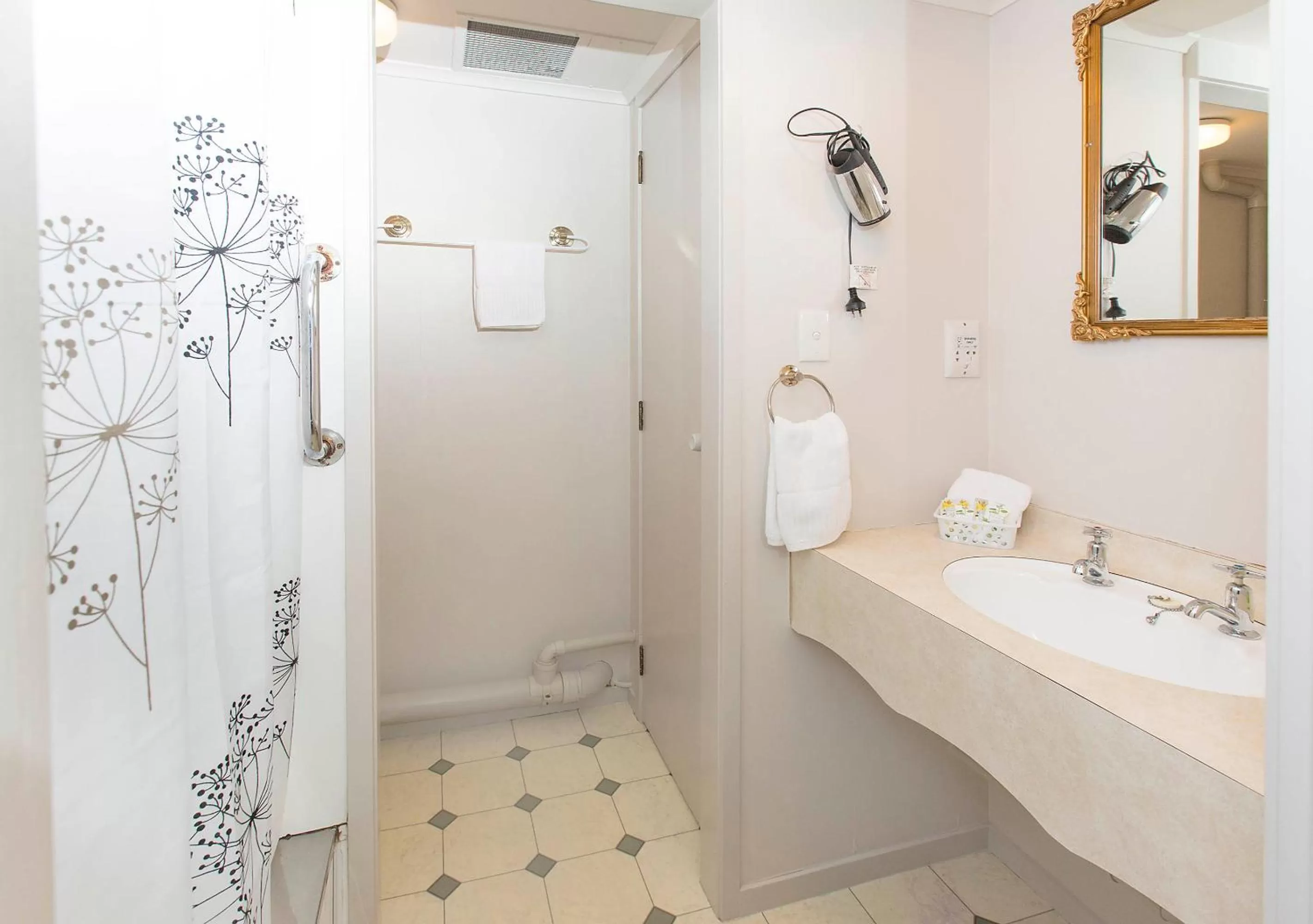 Bathroom in Stonehaven Motel