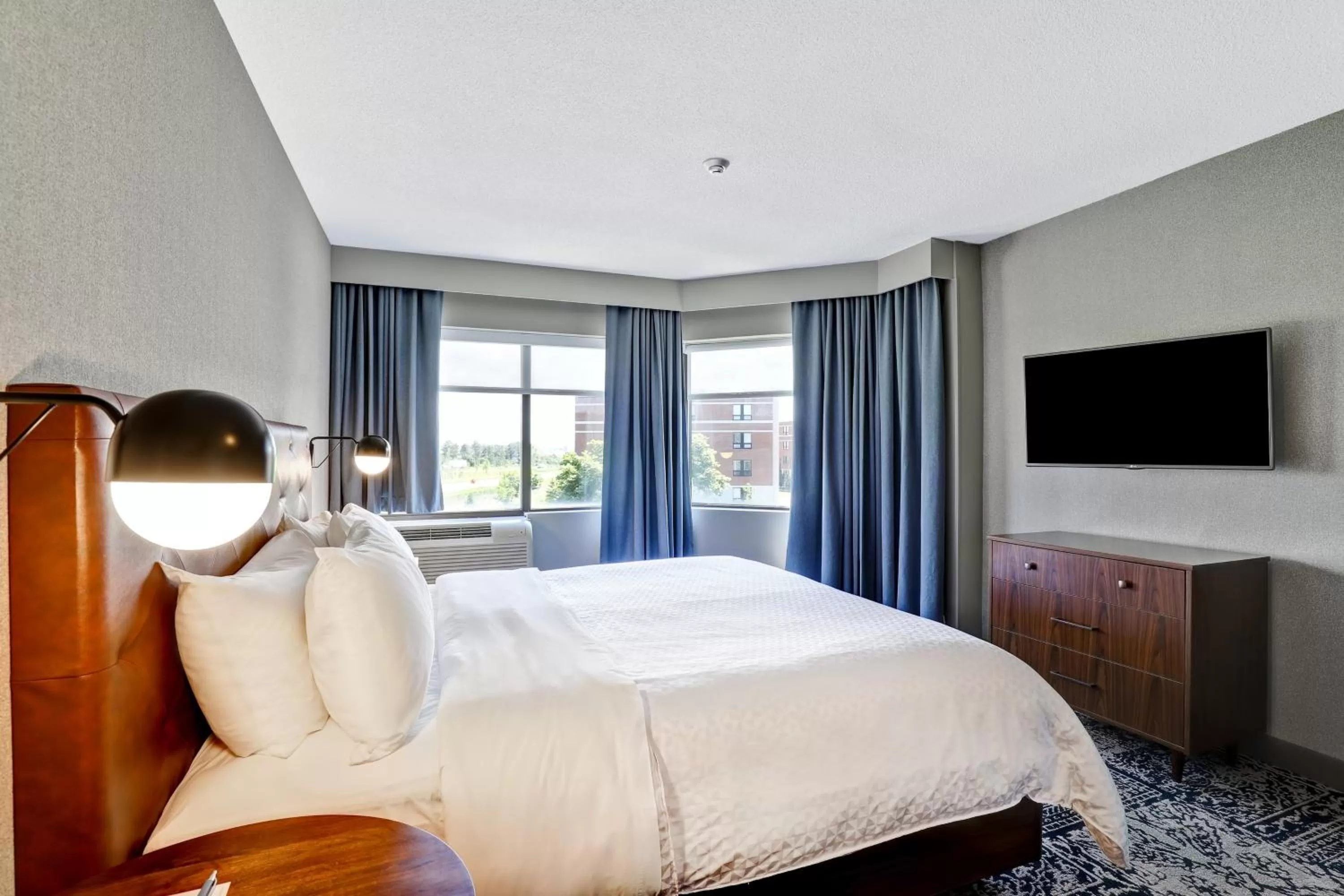 Bedroom, Bed in Four Points by Sheraton St. Catharines Niagara Suites