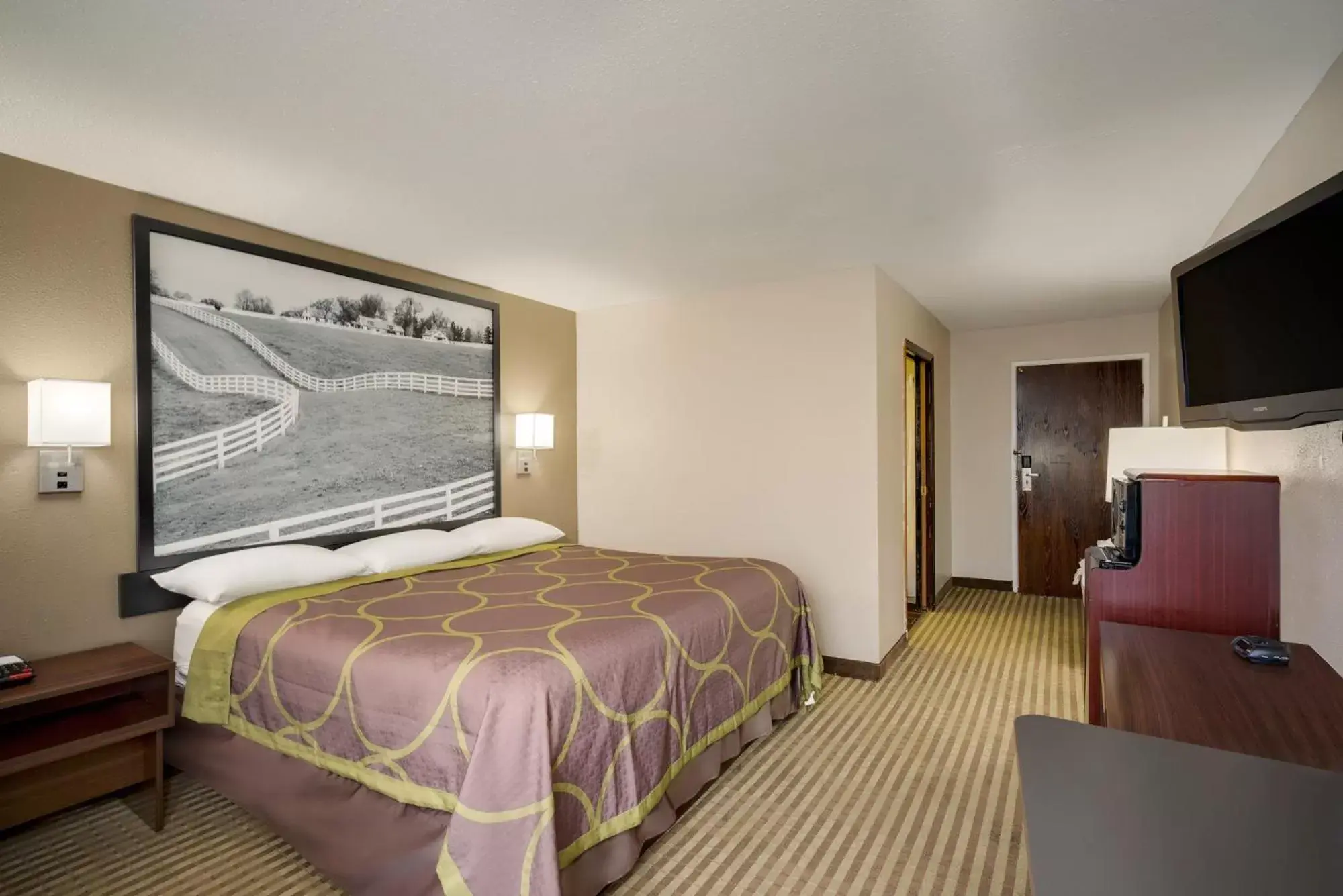 Photo of the whole room, Bed in Super 8 by Wyndham Lexington Hamburg Area