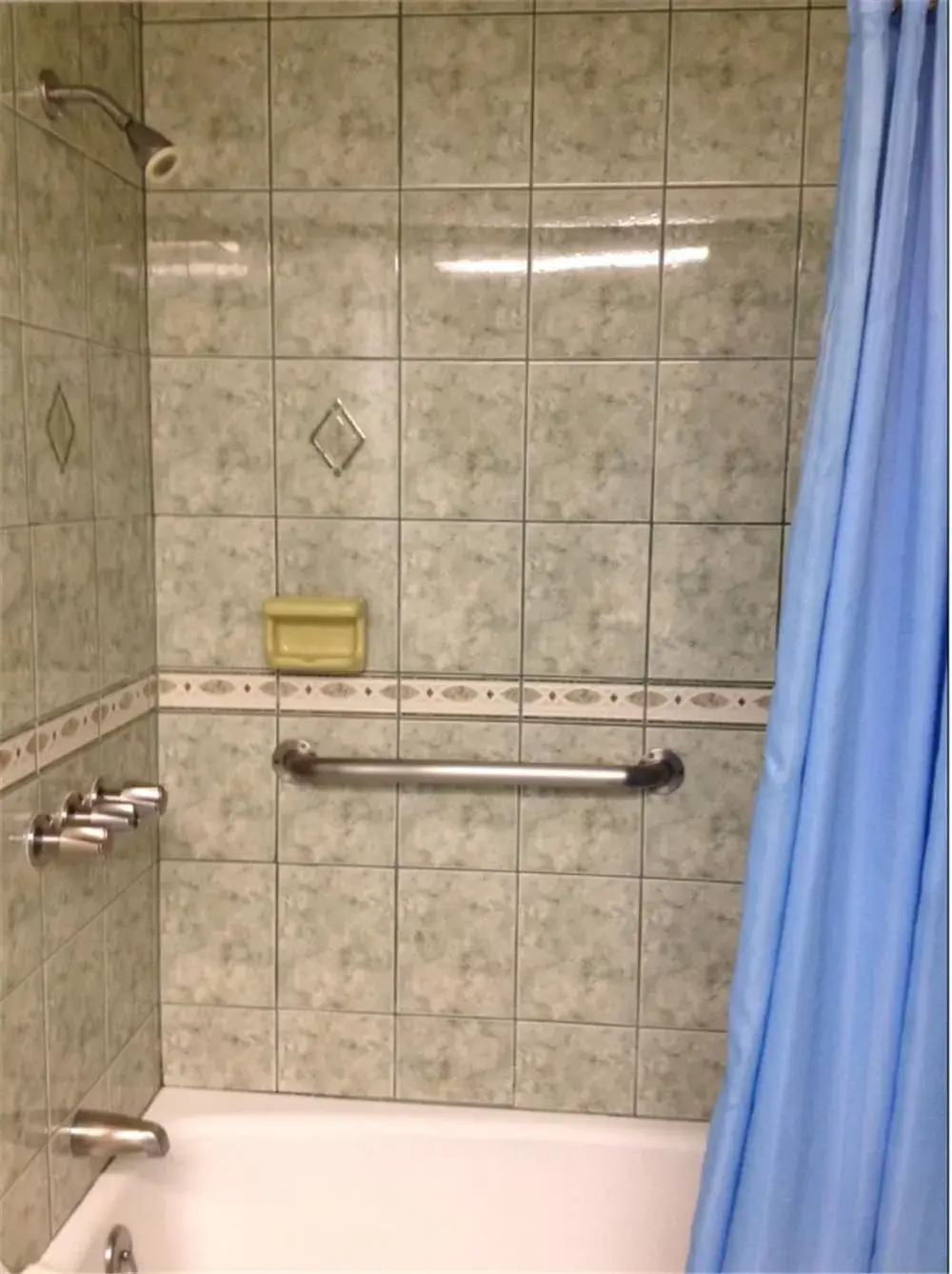 Shower, Bathroom in Walls Motel Long Beach