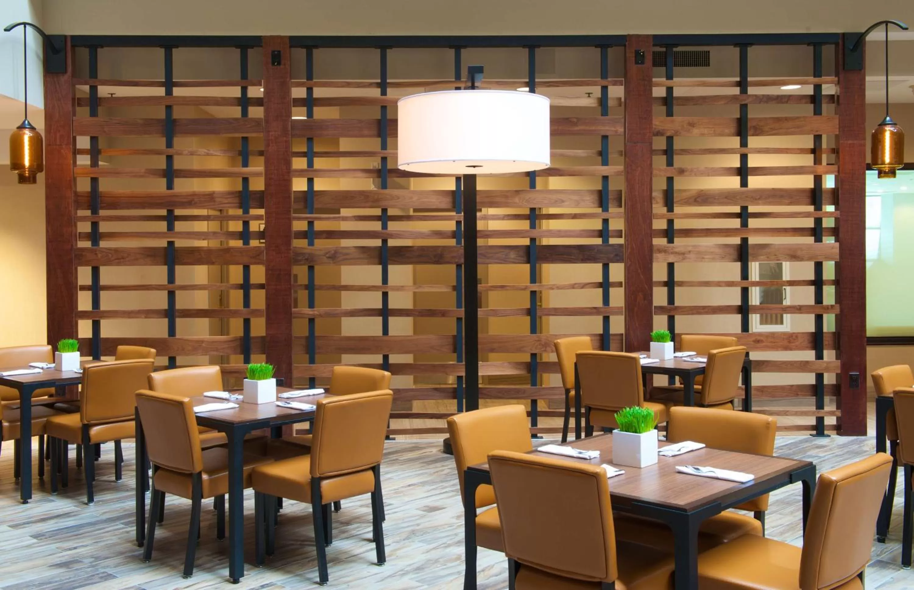 Dining area in Embassy Suites by Hilton Portland Tigard