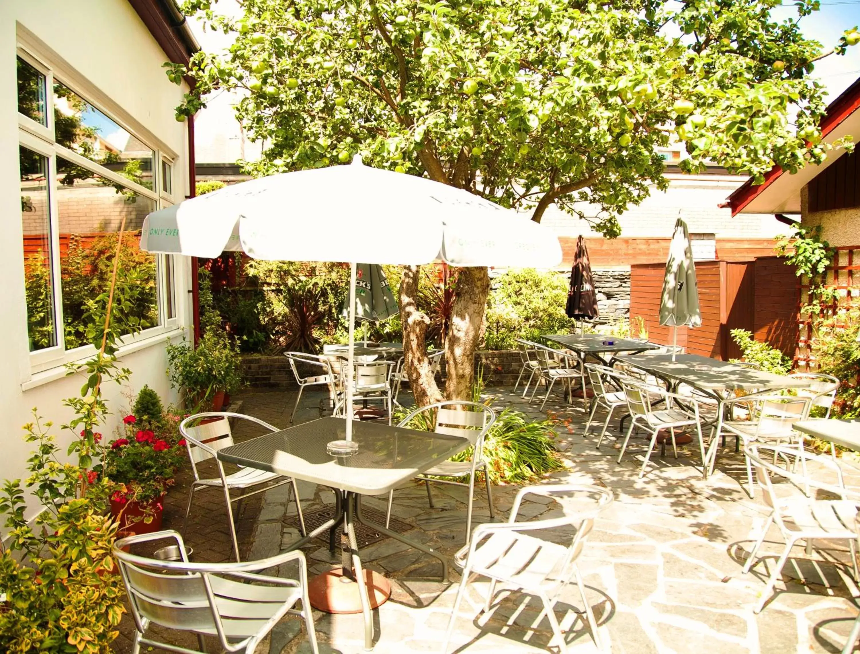 Garden, Restaurant/Places to Eat in Royal Sportsman Hotel