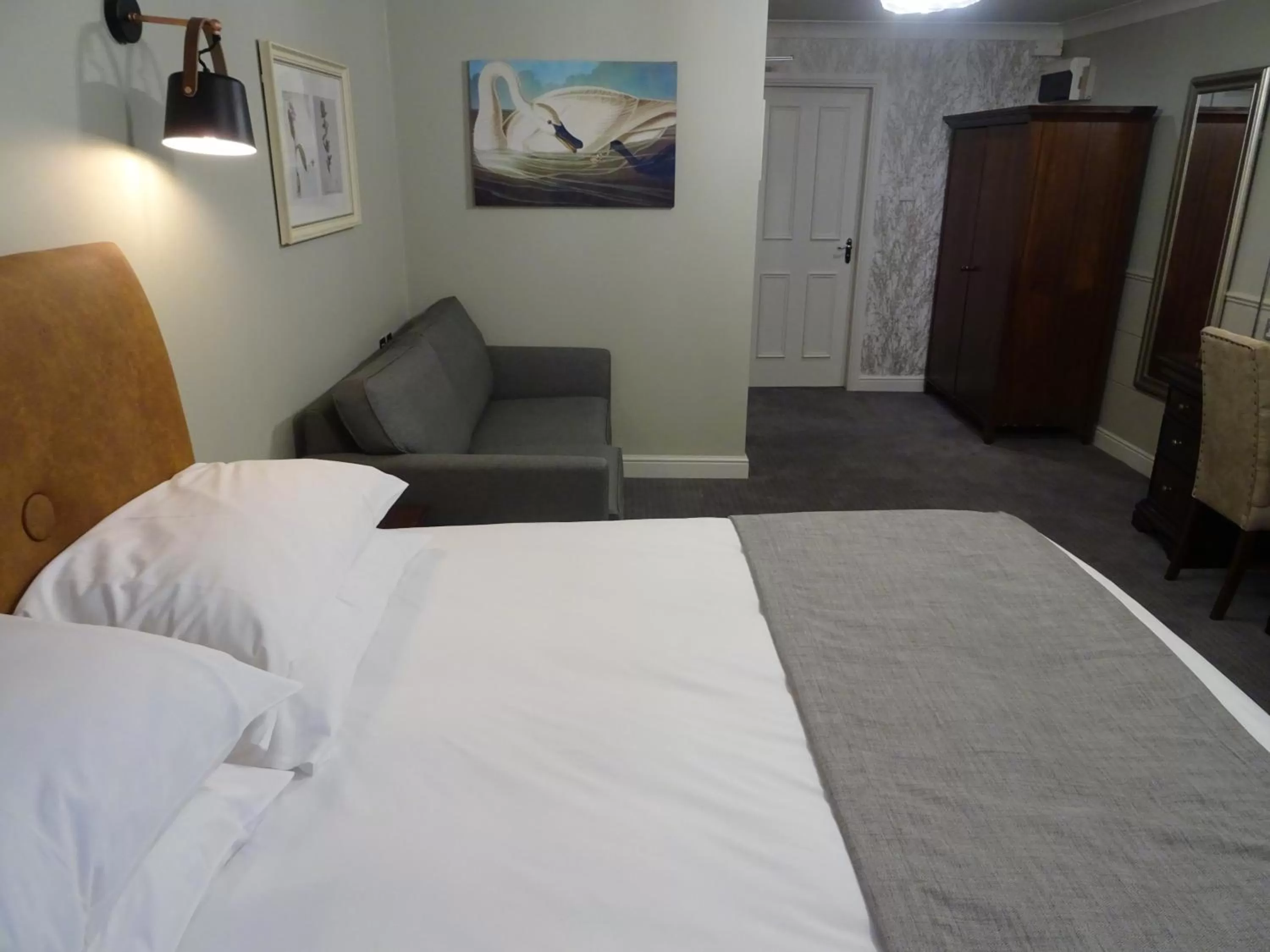 Seating area, Bed in The Belmore