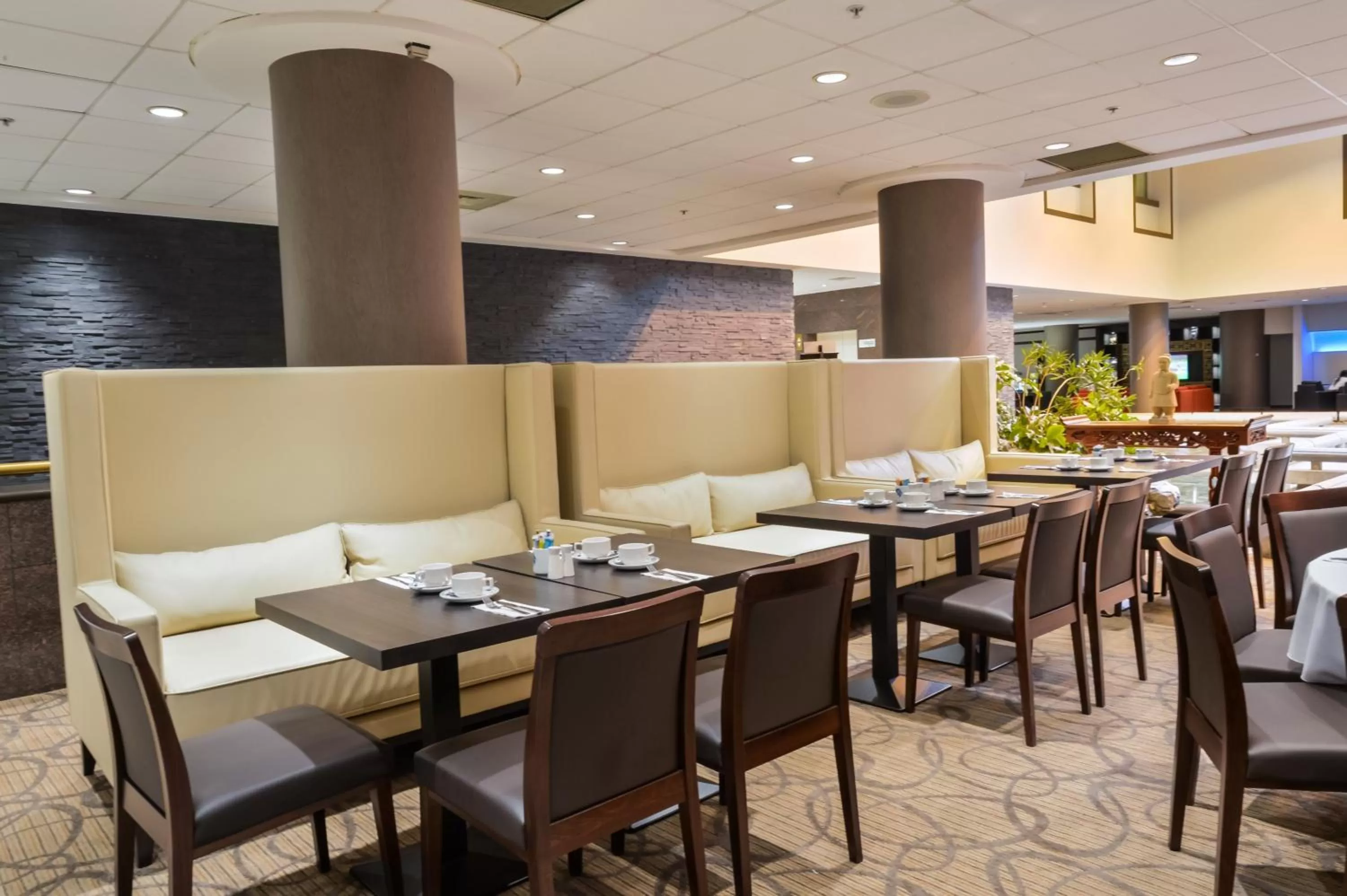 Restaurant/places to eat in Holiday Inn Montreal Centre Ville Downtown by IHG