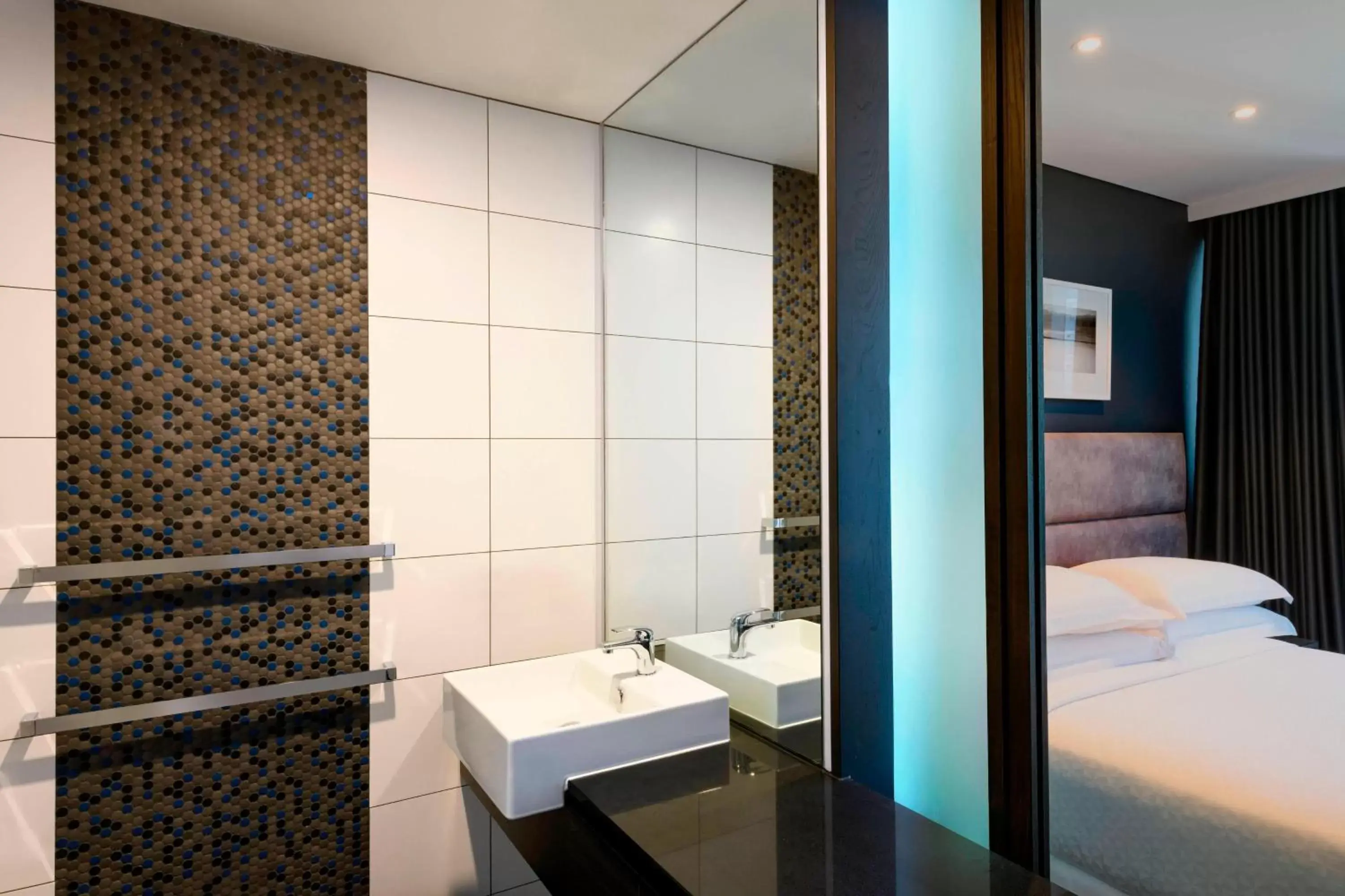 Photo of the whole room, Bathroom in Four Points by Sheraton Auckland