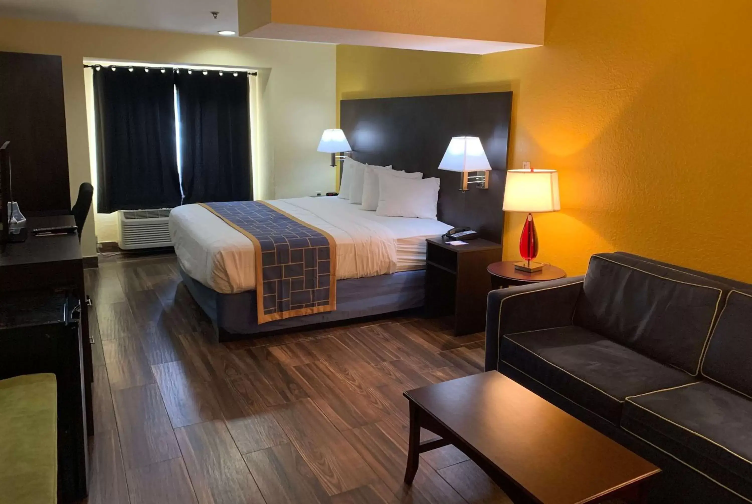 Photo of the whole room, Bed in Days Inn & Suites by Wyndham Tampa/Raymond James Stadium