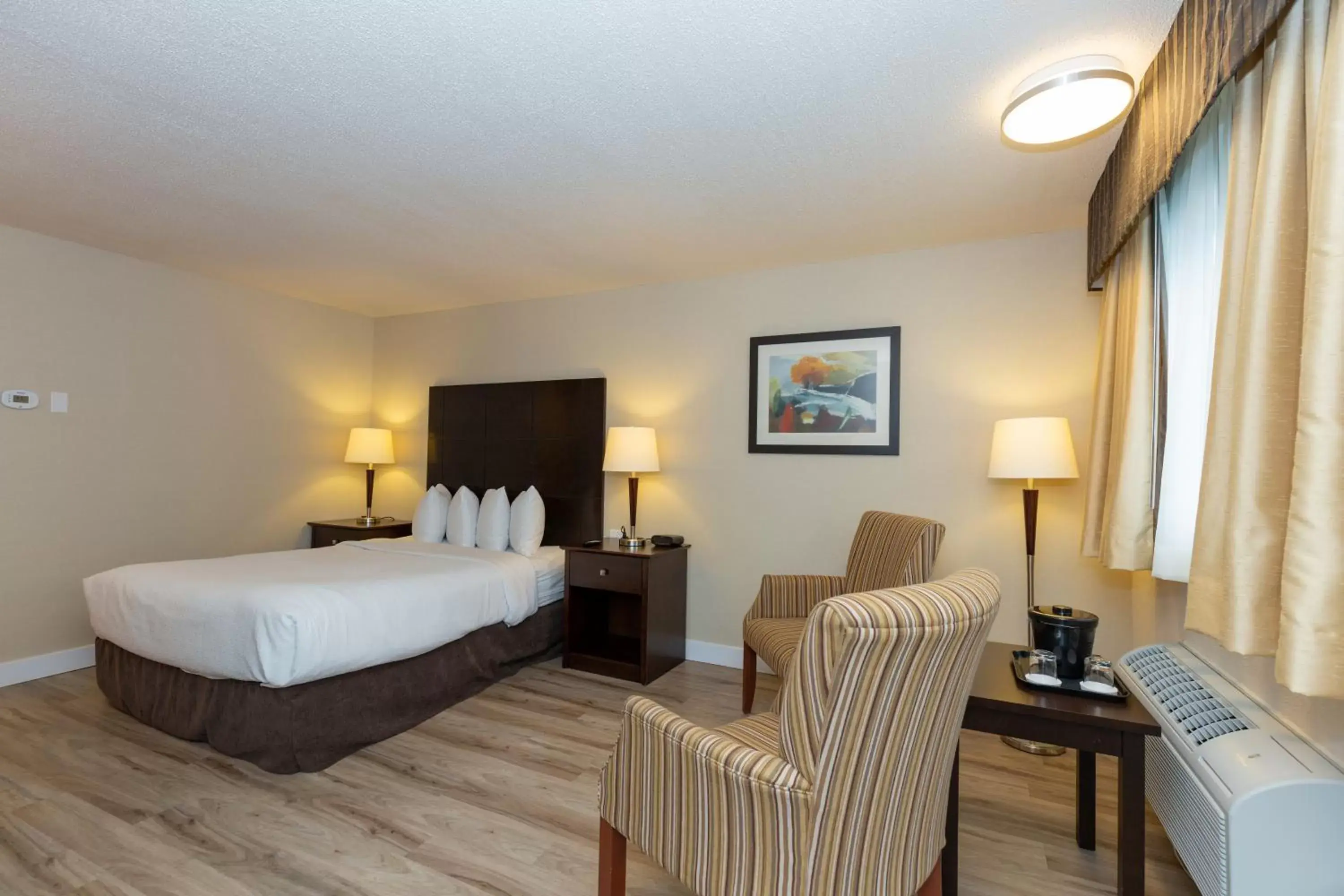 Bed, TV/Entertainment Center in Quality Inn & Suites Matane