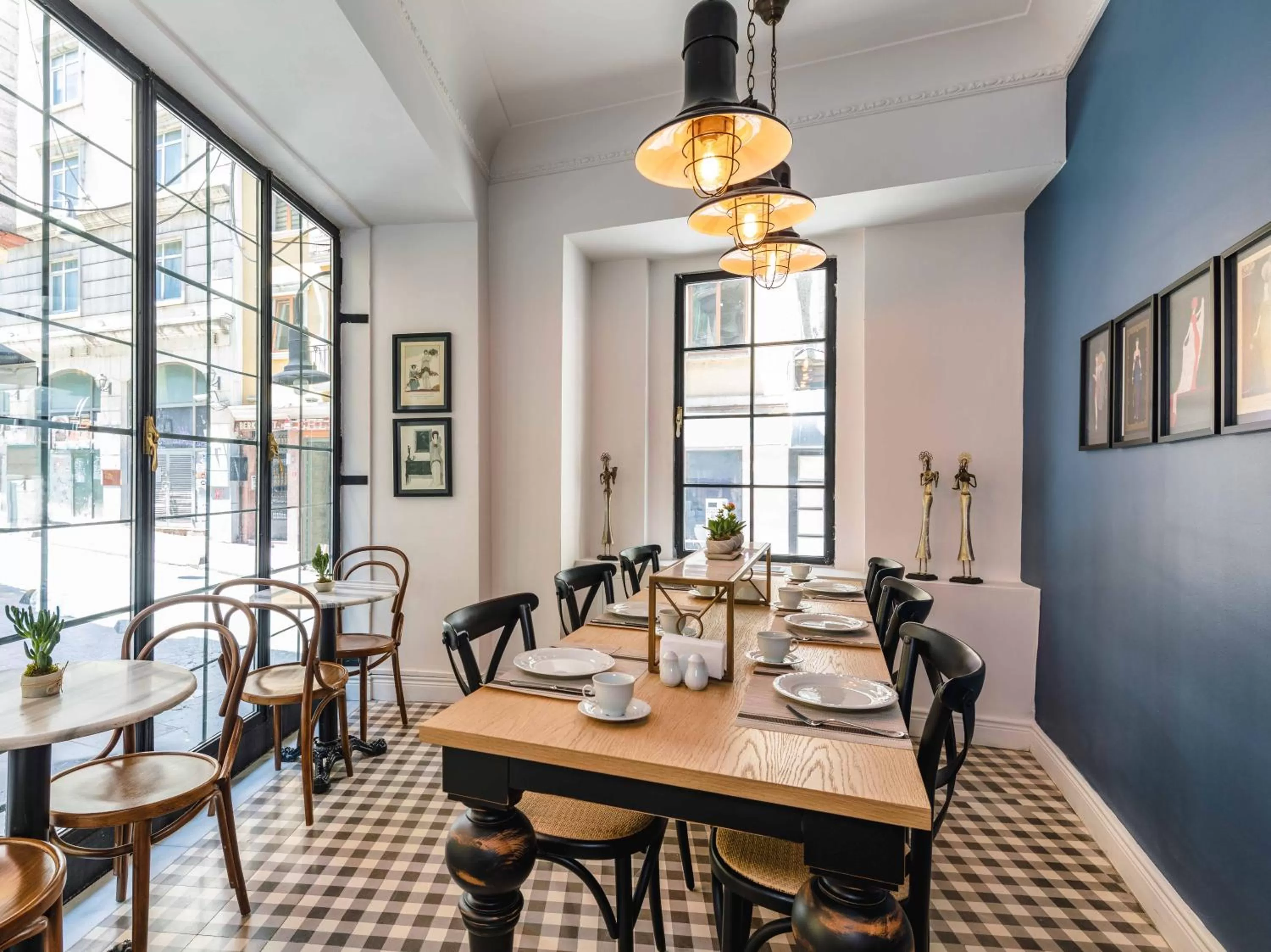 Restaurant/places to eat in Petros Hotel