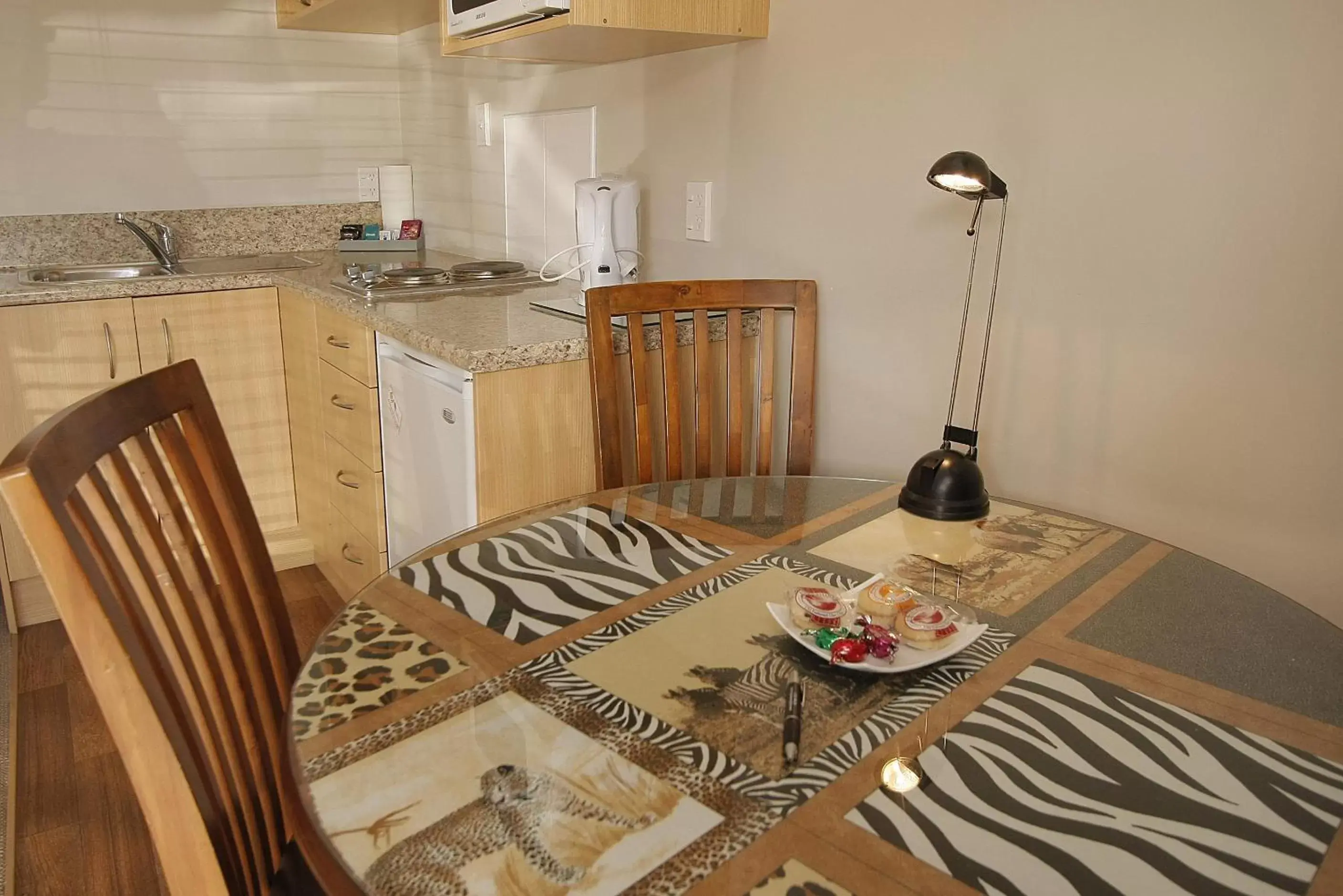 Kitchen or kitchenette, Dining Area in Big Five Motel