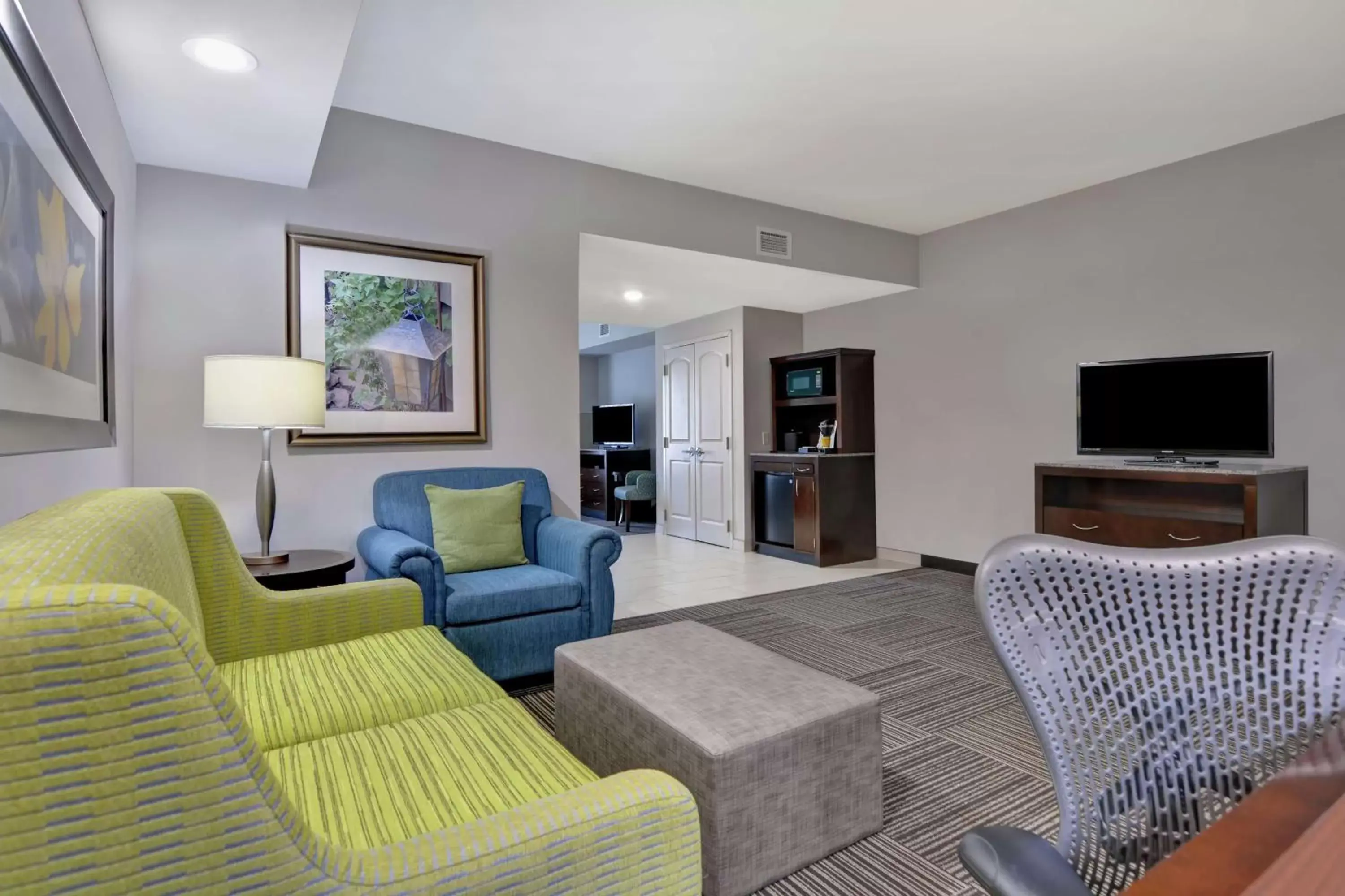 Bedroom, Seating Area in Hilton Garden Inn and Fayetteville Convention Center